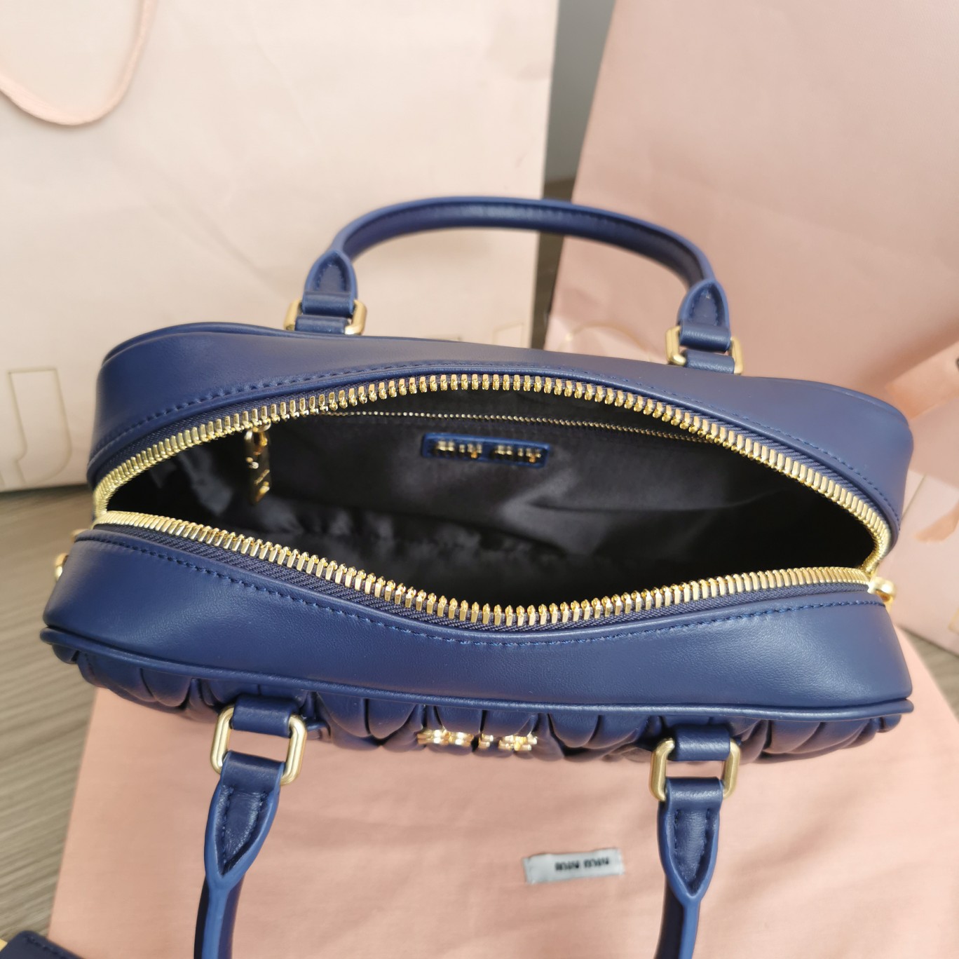 미우미우 미디엄 아르카디 마테라쎄 나파 가죽백 블루