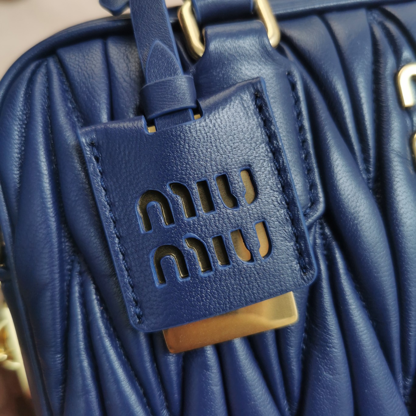 미우미우 미디엄 아르카디 마테라쎄 나파 가죽백 블루