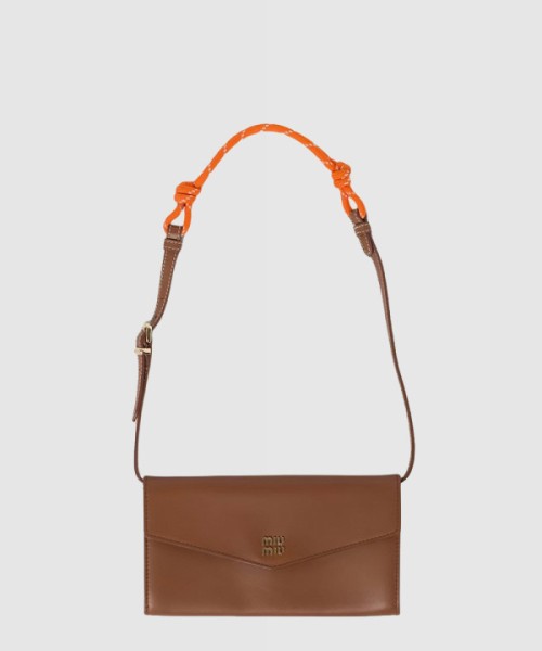 미우미우 편지봉투 겨드랑이 숄더백 5DN006