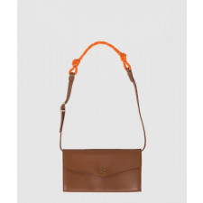 미우미우 가죽 및 코드 숄더 스트랩이 달린 가죽 지갑 5MT025