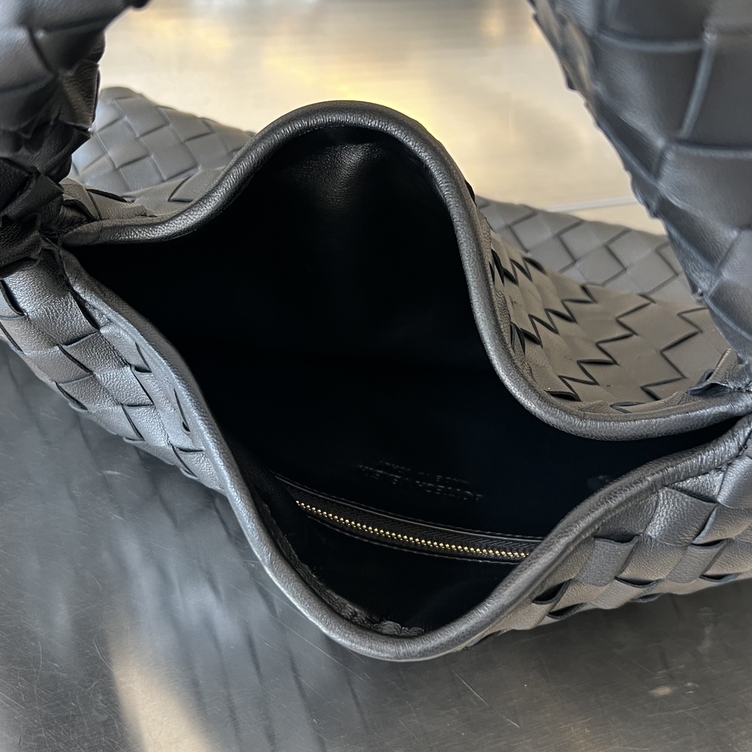 보테가베네타 홉 스몰 레더 숄더백 블랙 763966 세로: 20.5cm 가로: 41cm 폭: 7.5cm