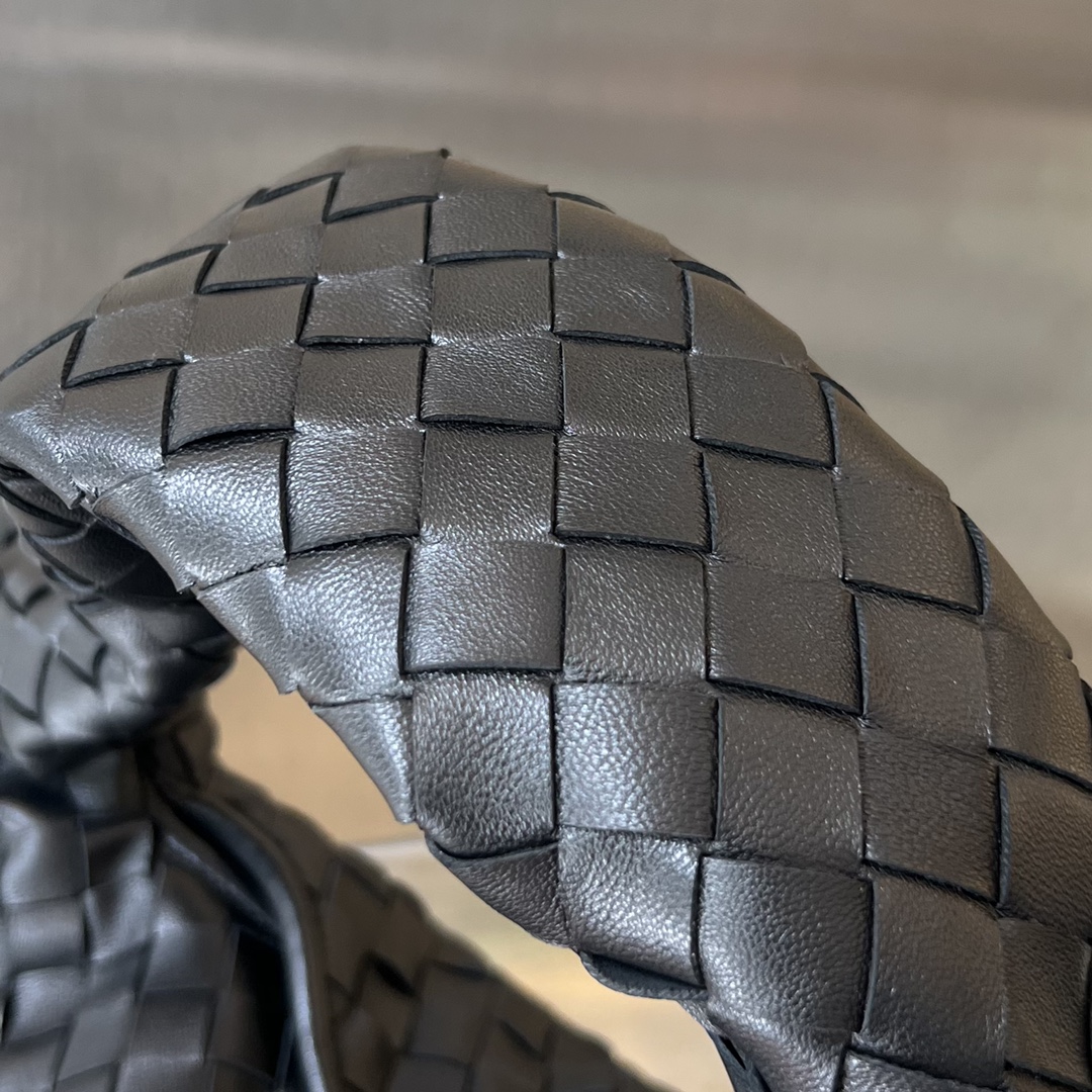 보테가베네타 홉 스몰 레더 숄더백 블랙 763966 세로: 20.5cm 가로: 41cm 폭: 7.5cm