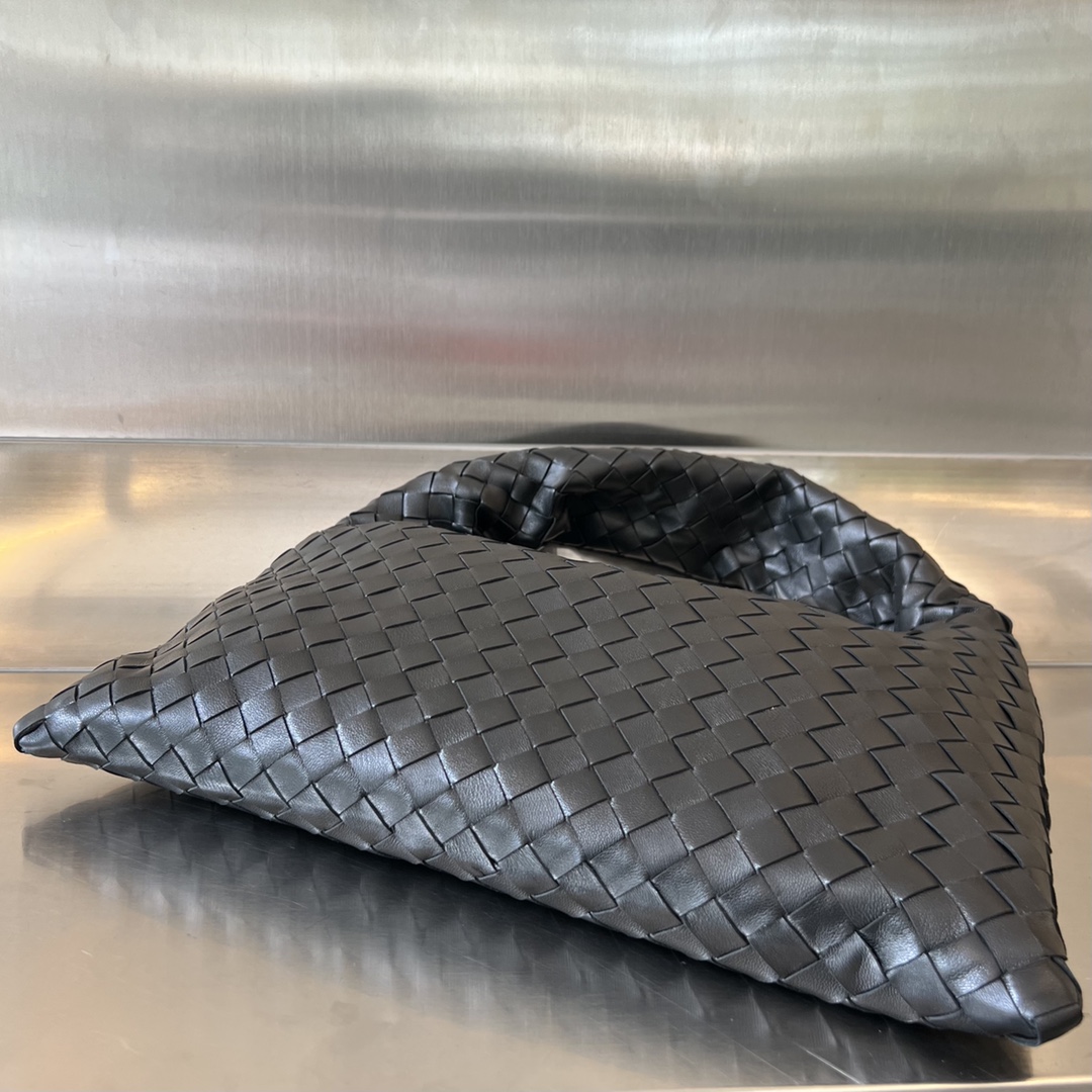 보테가베네타 홉 스몰 레더 숄더백 블랙 763966 세로: 20.5cm 가로: 41cm 폭: 7.5cm