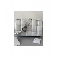 보테가베네타 토프 패디드 카세트백