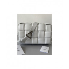 보테가베네타 토프 패디드 카세트백