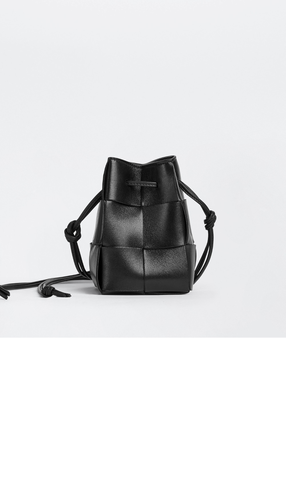 보테가베네타 카세트 미니 크로스바디 버킷백 680217