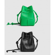 보테가베네타 카세트 미니 크로스바디 버킷백 680217