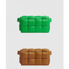 보테가베네타 패딩 카세트백 710075