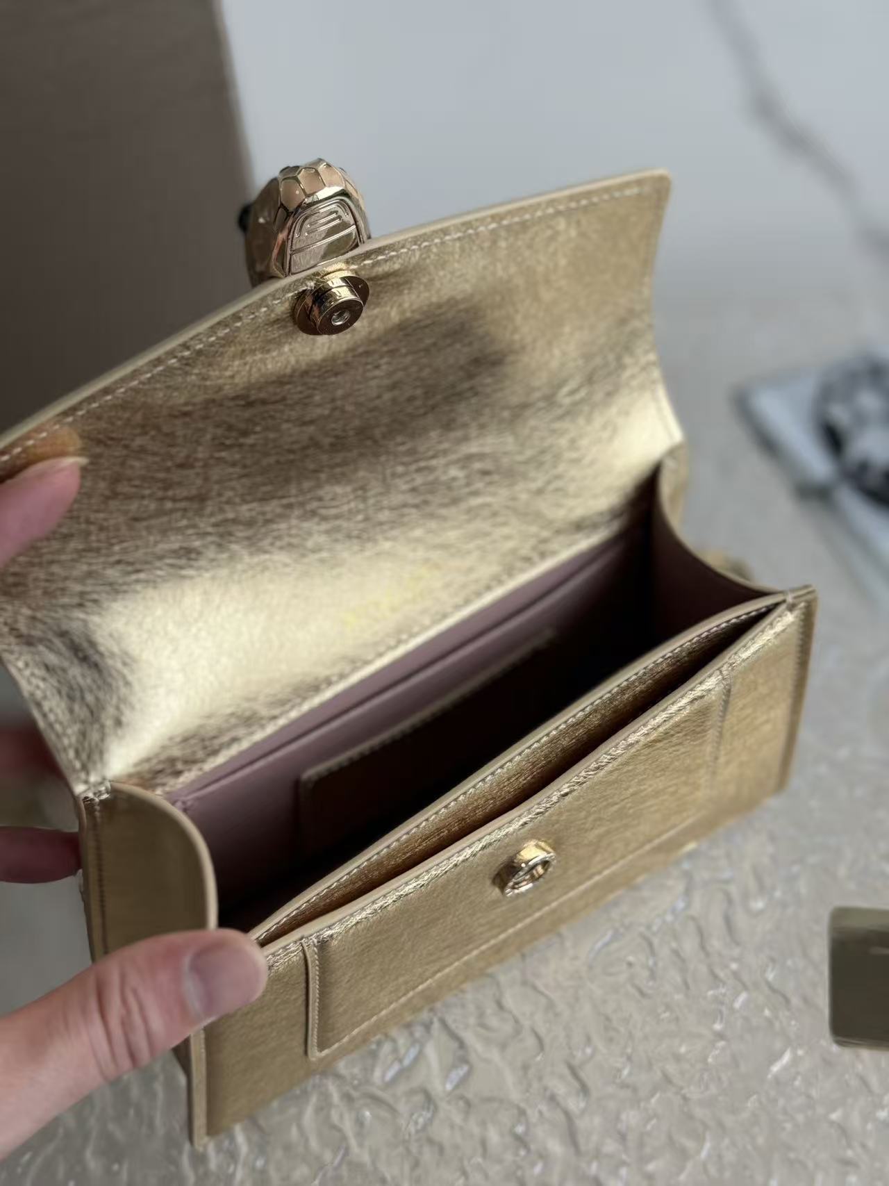 불가리 세르펜티 포에버 미니 톱 핸들 백 19X11X6CM