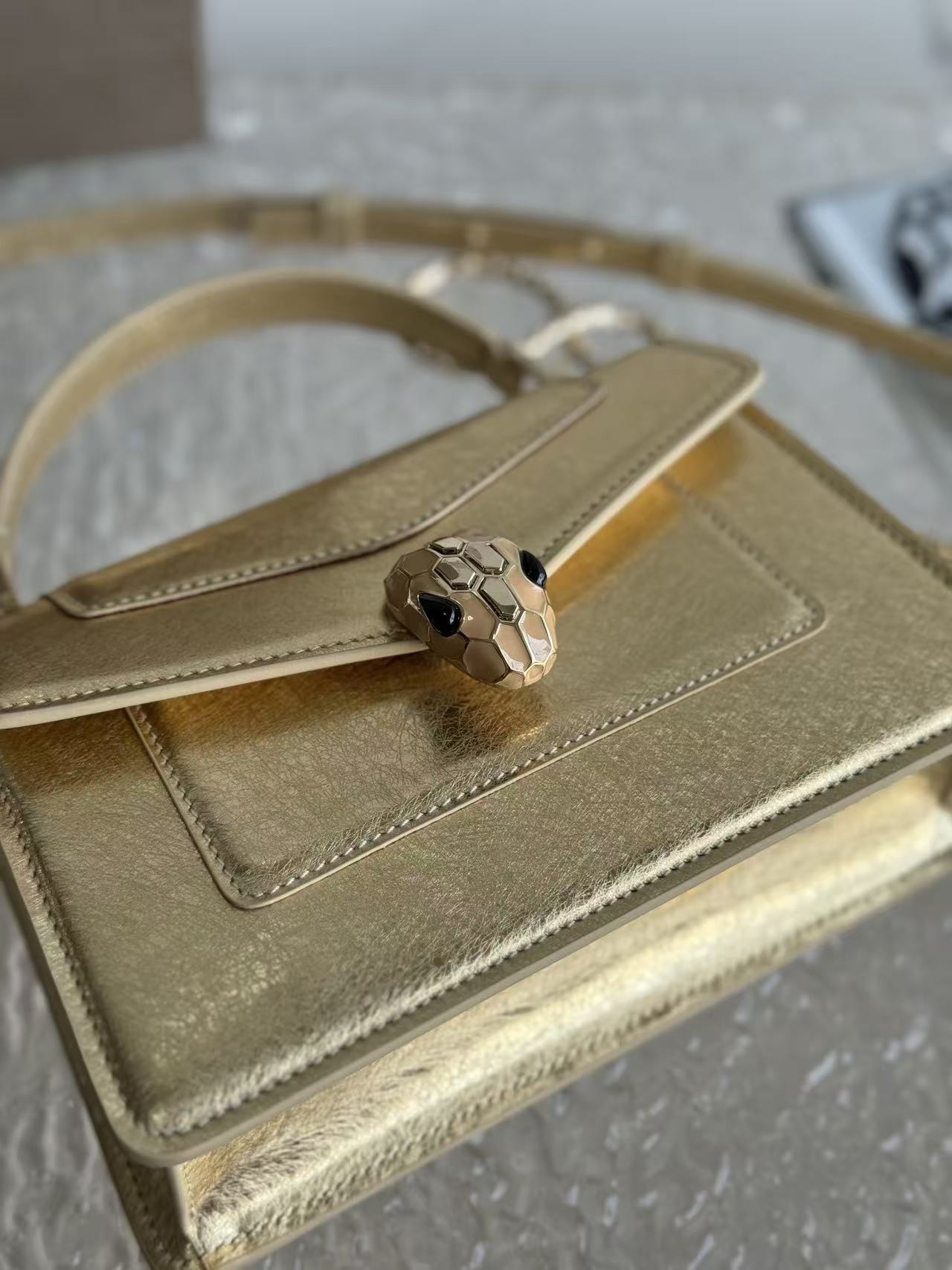 불가리 세르펜티 포에버 미니 톱 핸들 백 19X11X6CM