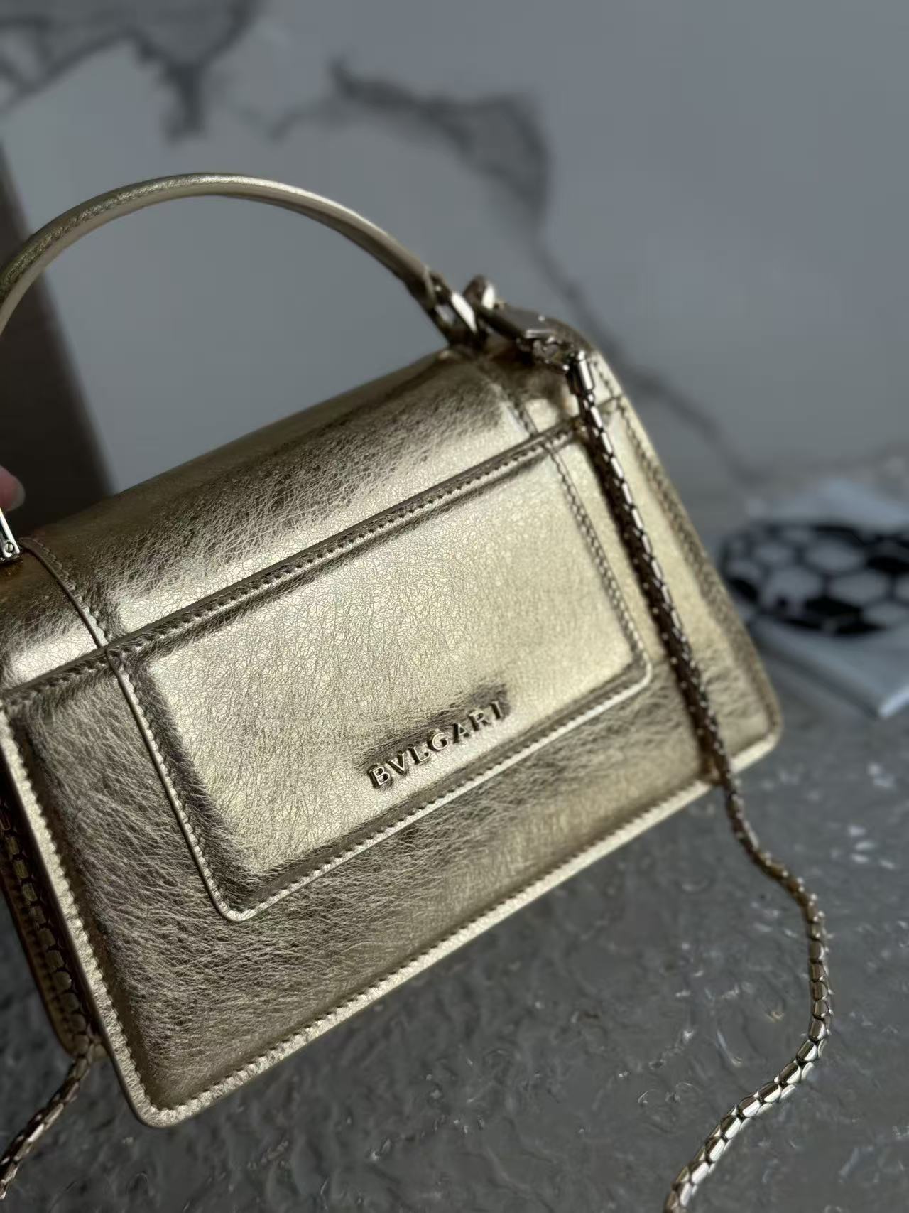 불가리 세르펜티 포에버 미니 톱 핸들 백 19X11X6CM