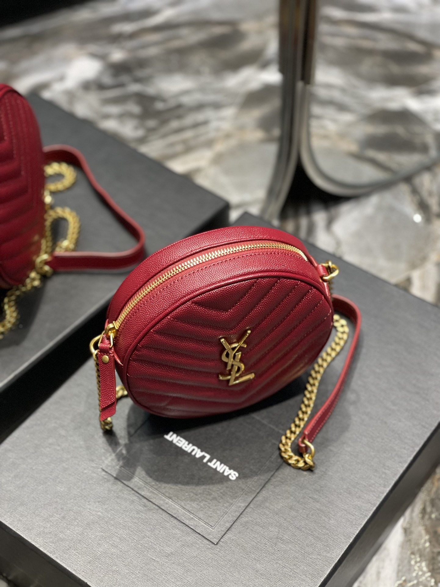 생로랑 쉐브론 라운드 카메라 백 레드