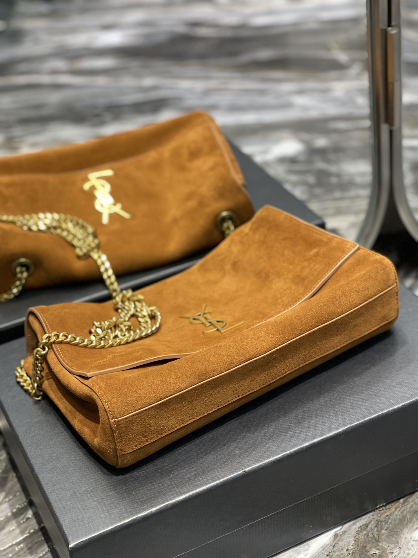 생로랑 미디움 스웨이드 리버서블 양면 케이트 백 브라운