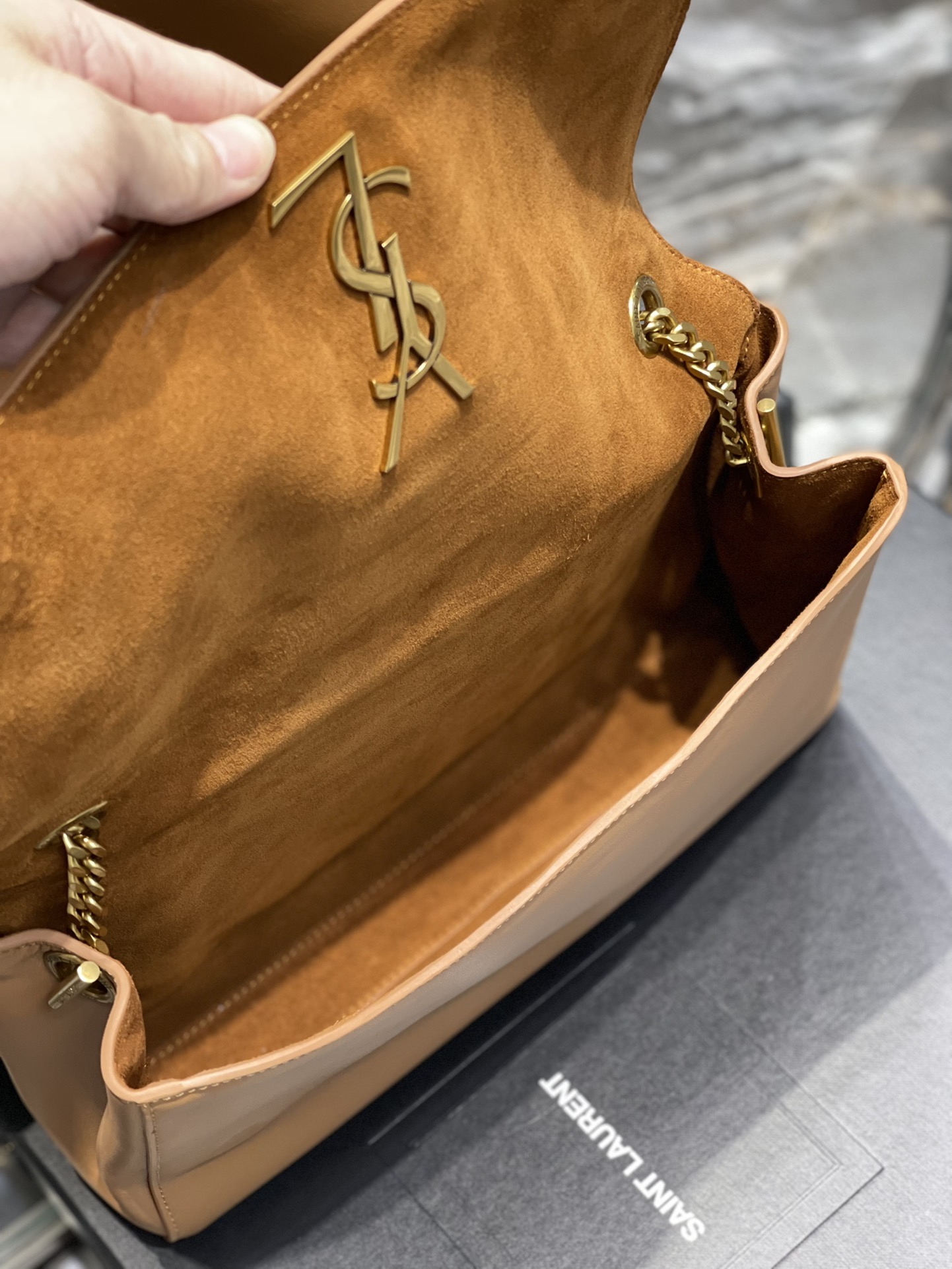 생로랑 미디움 스웨이드 리버서블 양면 케이트 백 브라운