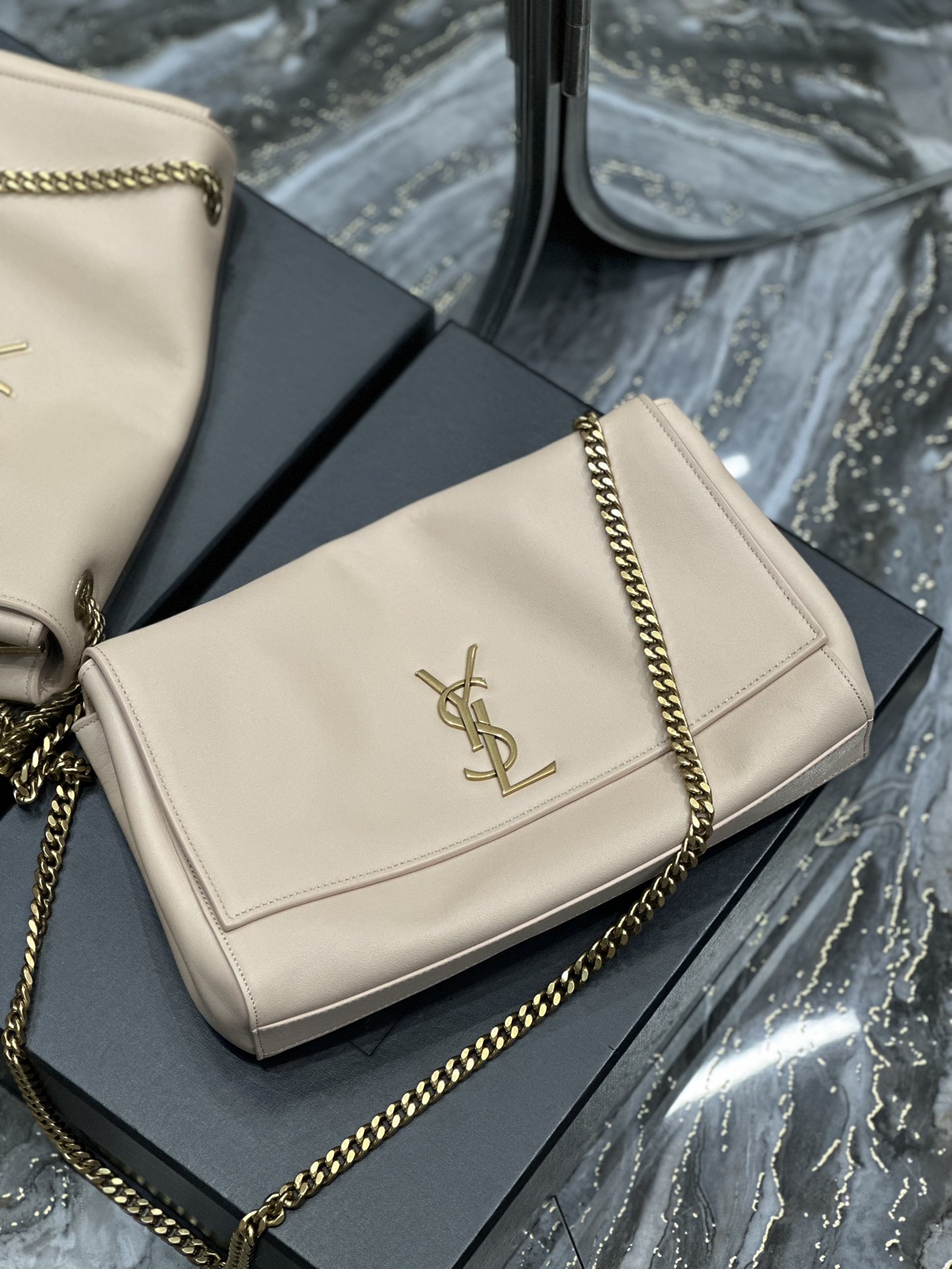 생로랑 미디움 스웨이드 리버서블 양면 케이트 백 베이지