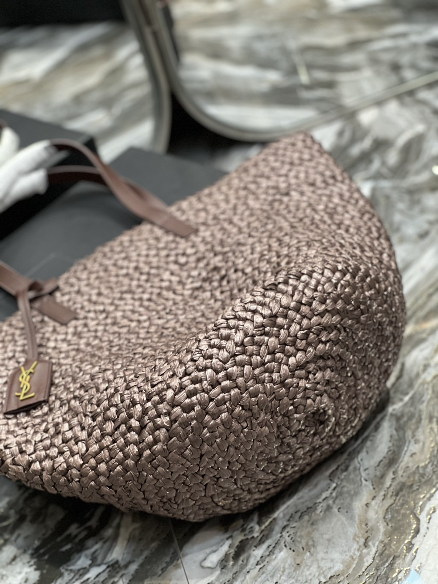 생로랑 파니에 미디엄 라피아 바스켓 백 와인