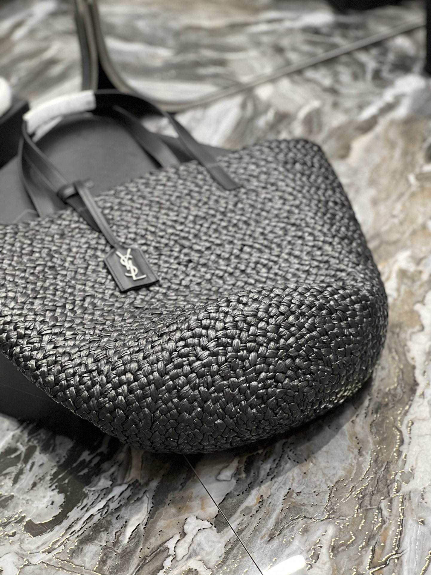 생로랑 파니에 미디엄 라피아 바스켓 백 블랙