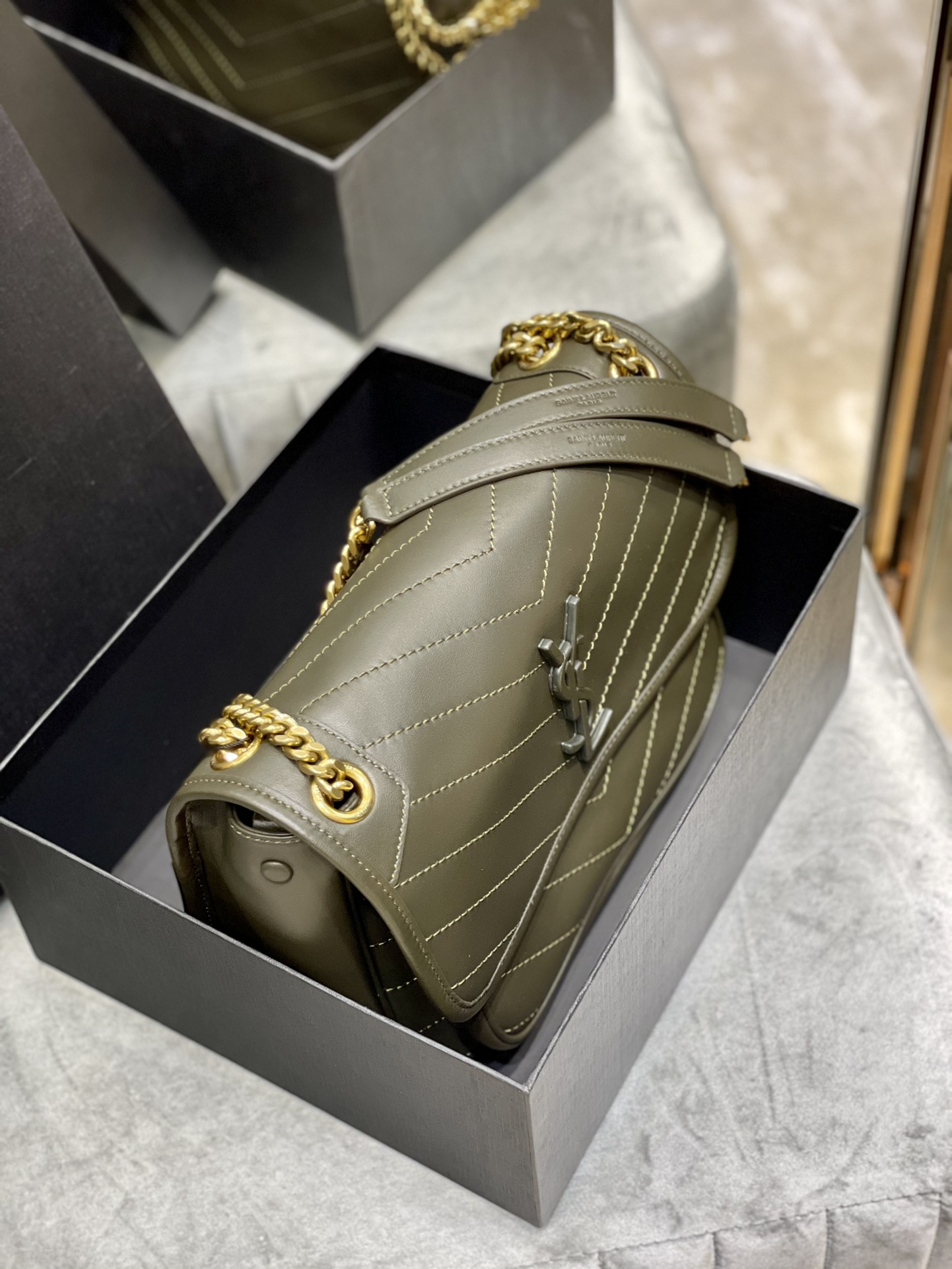 생로랑 니키 스웨이드 미디움 체인백 카키