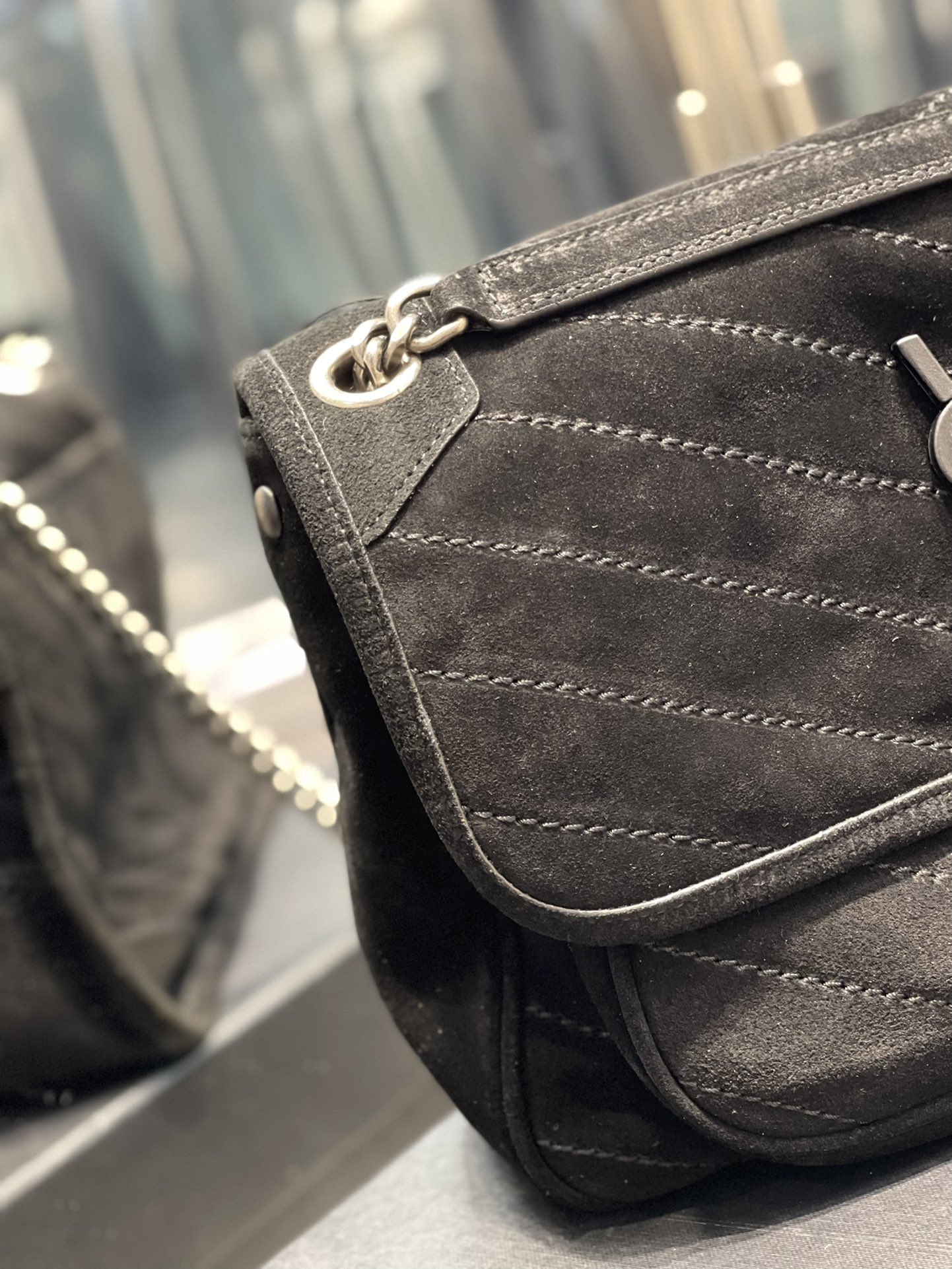 생로랑 니키 스웨이드 미디움 체인백 블랙