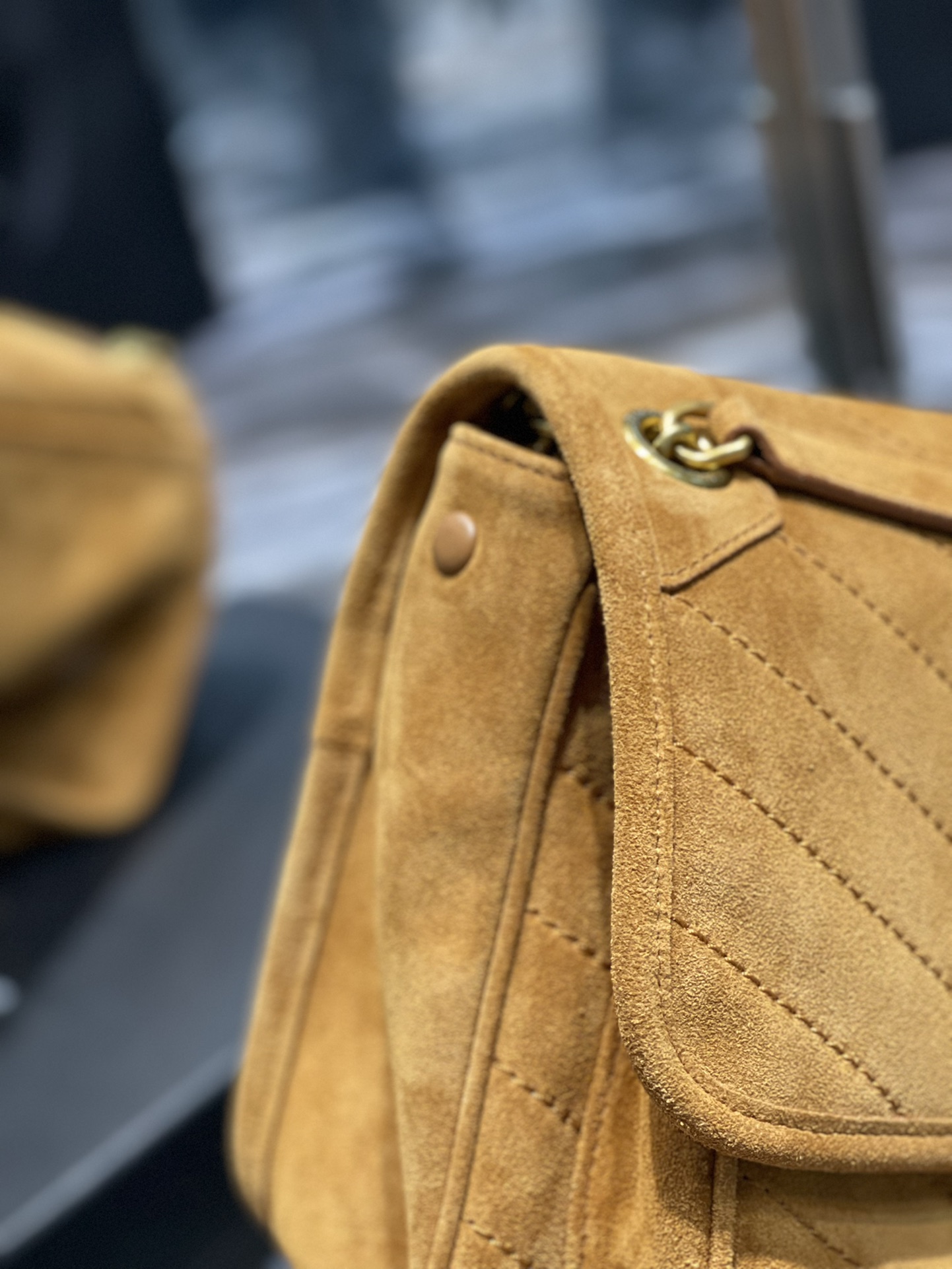 생로랑 니키 스웨이드 미디움 체인백 브라운