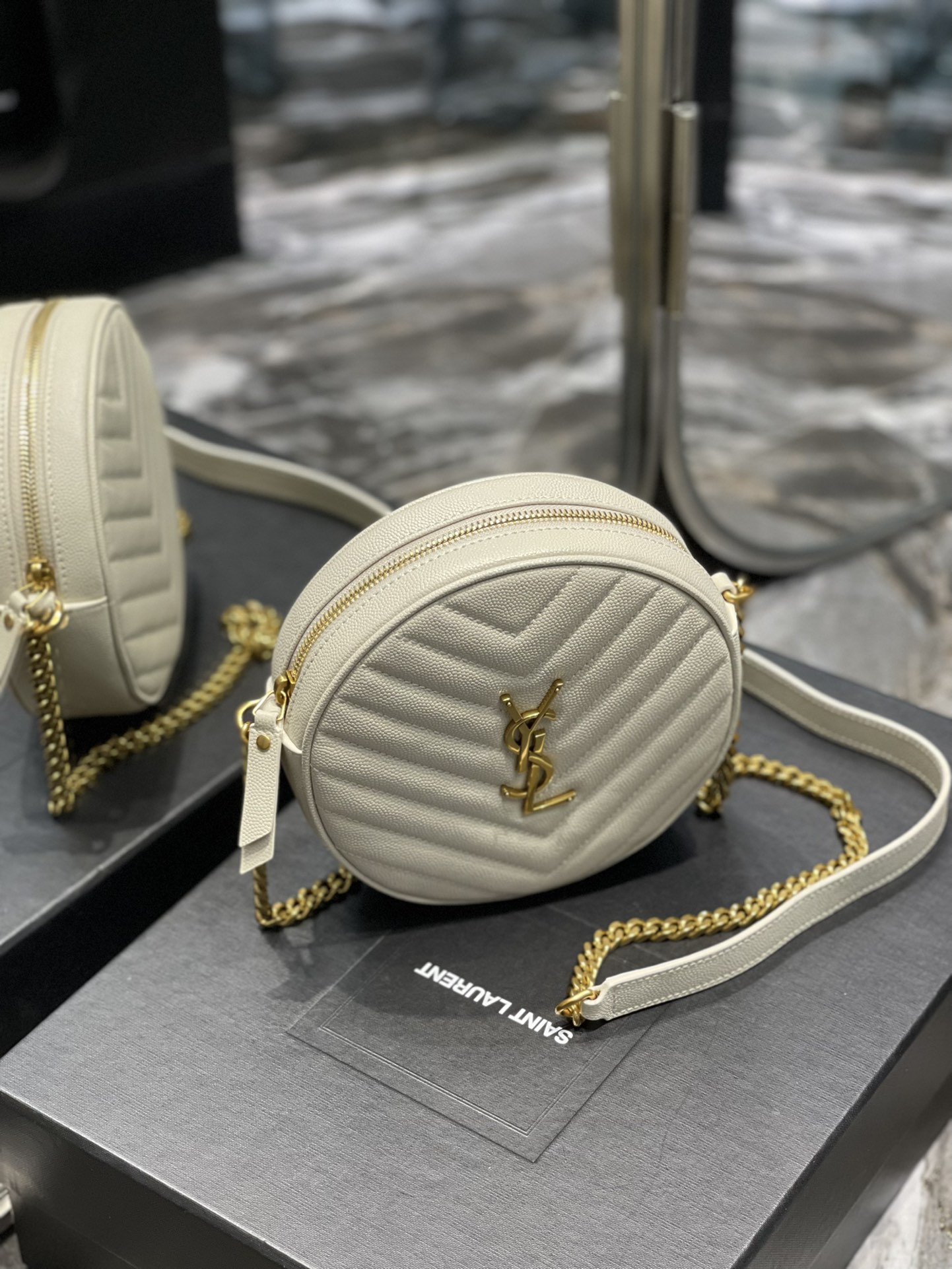 생로랑 쉐브론 라운드 카메라 백 화이트