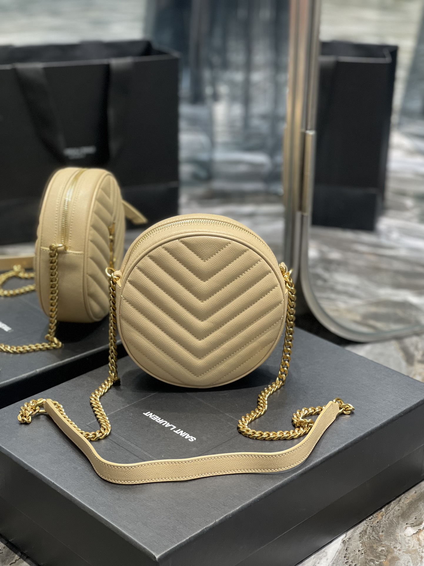 생로랑 쉐브론 라운드 카메라 백 베이지