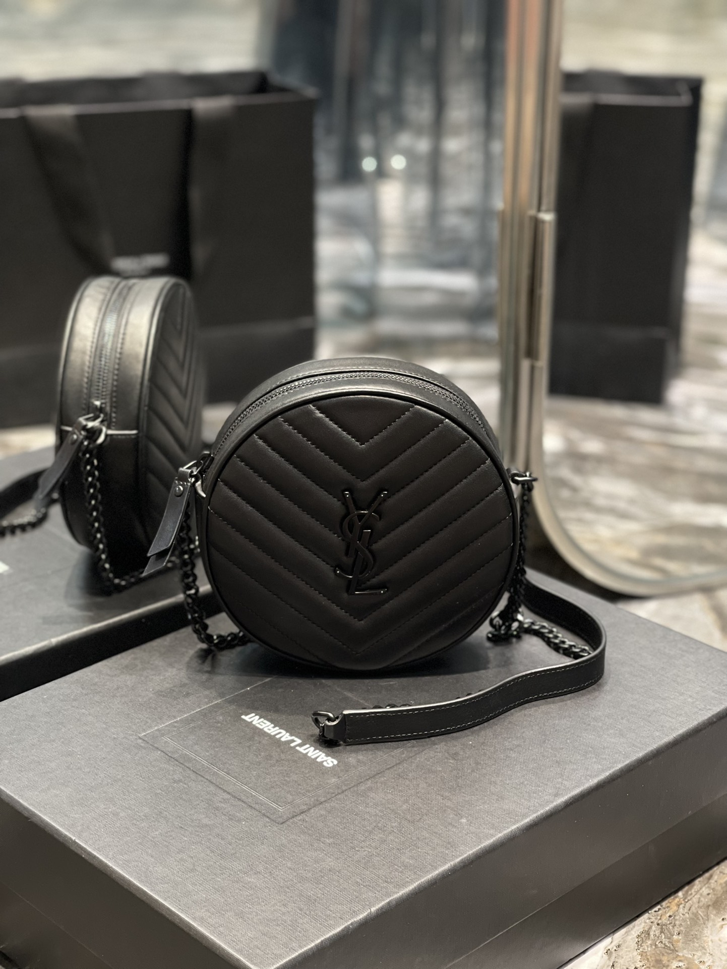 생로랑 쉐브론 라운드 카메라 백 다크