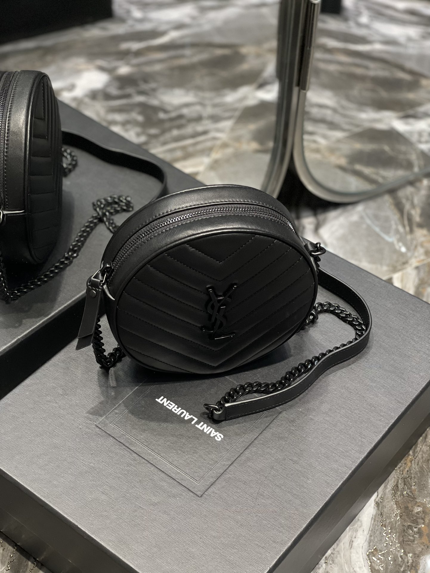 생로랑 쉐브론 라운드 카메라 백 다크