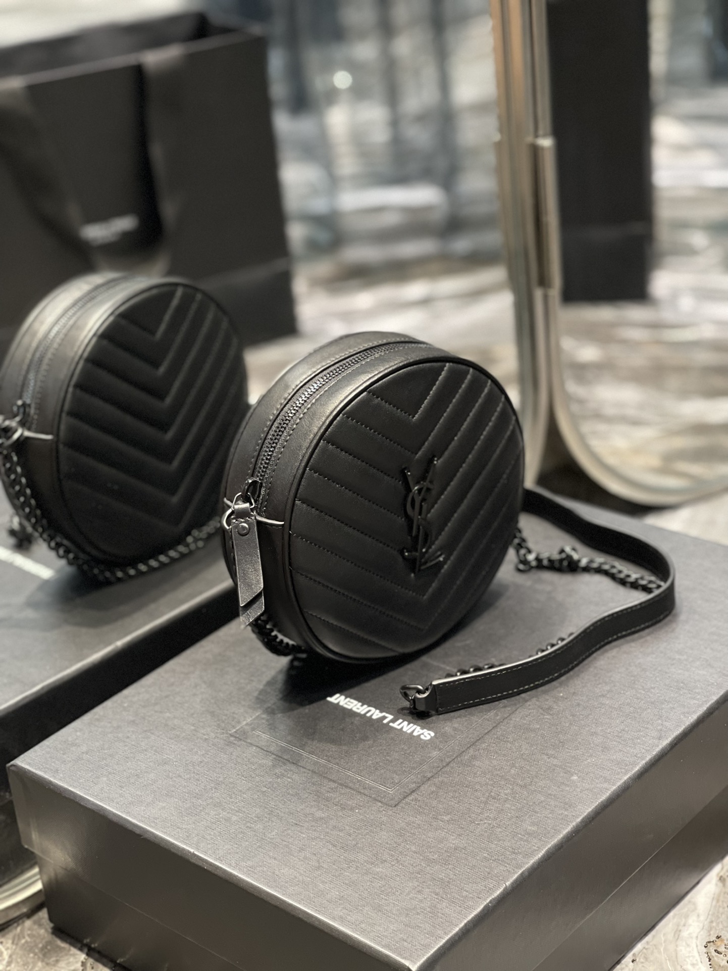 생로랑 쉐브론 라운드 카메라 백 다크