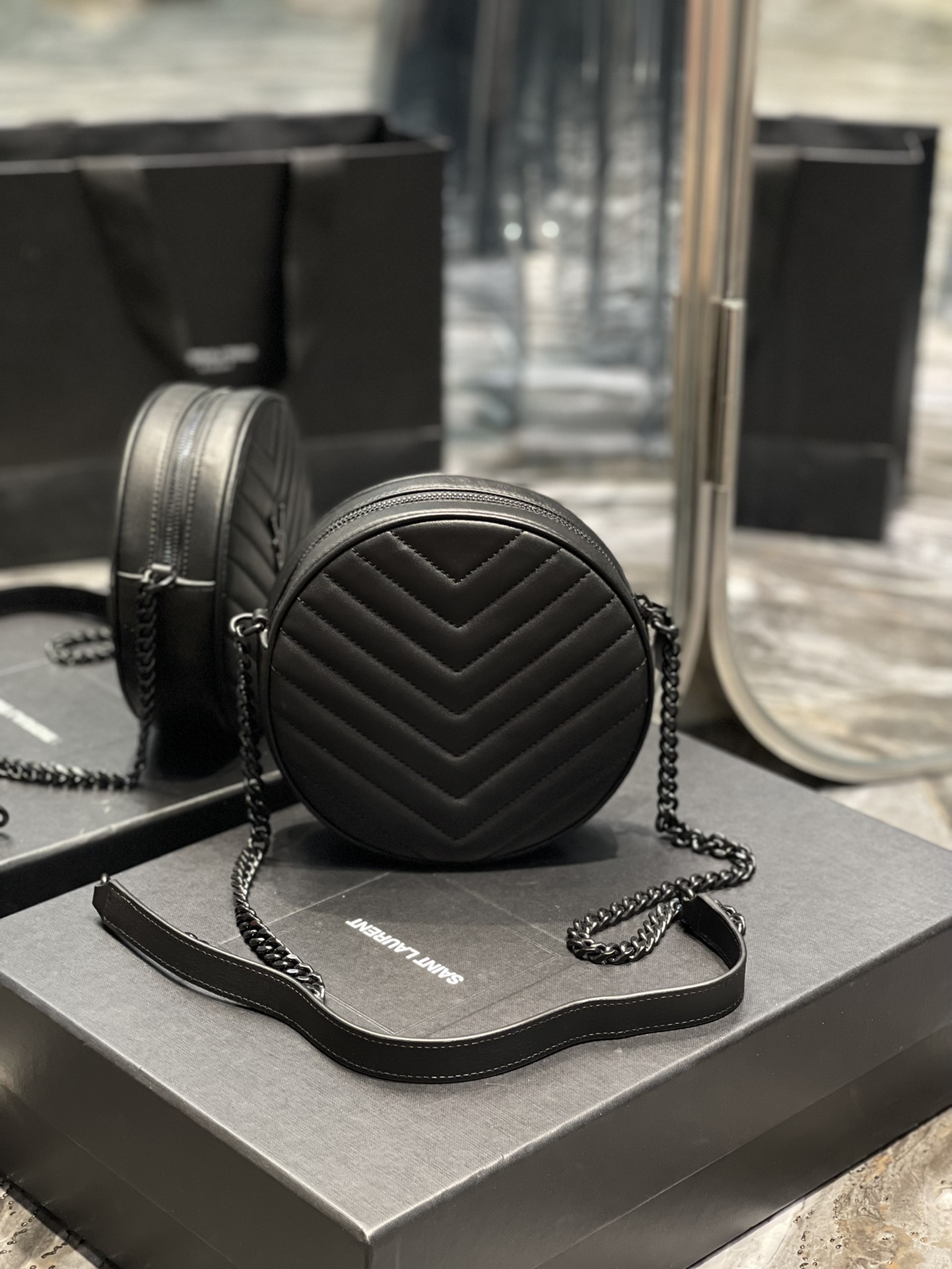 생로랑 쉐브론 라운드 카메라 백 다크