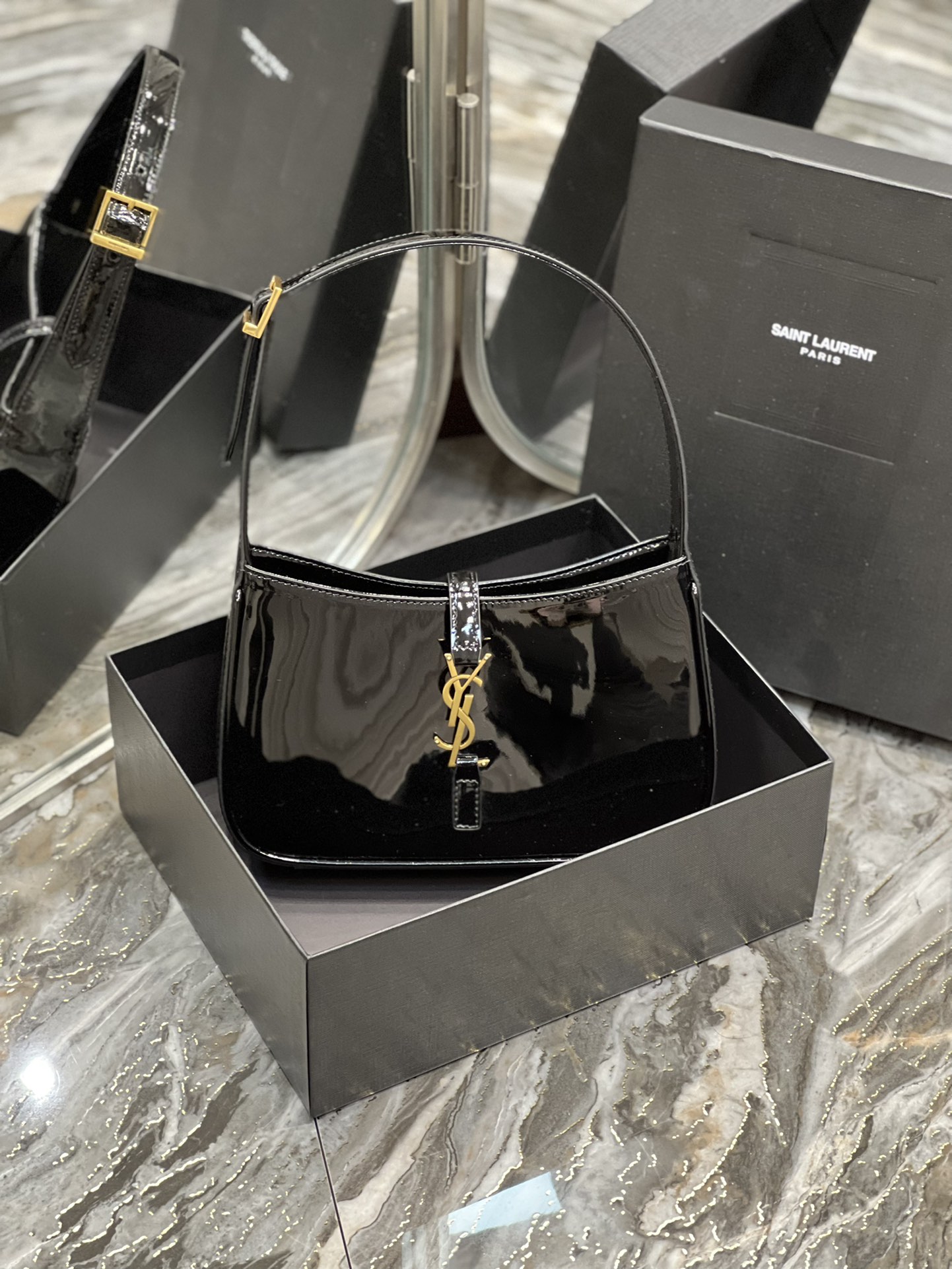 생로랑 LE 5 A 7 카바스 샤이니 레더 호보백 블랙