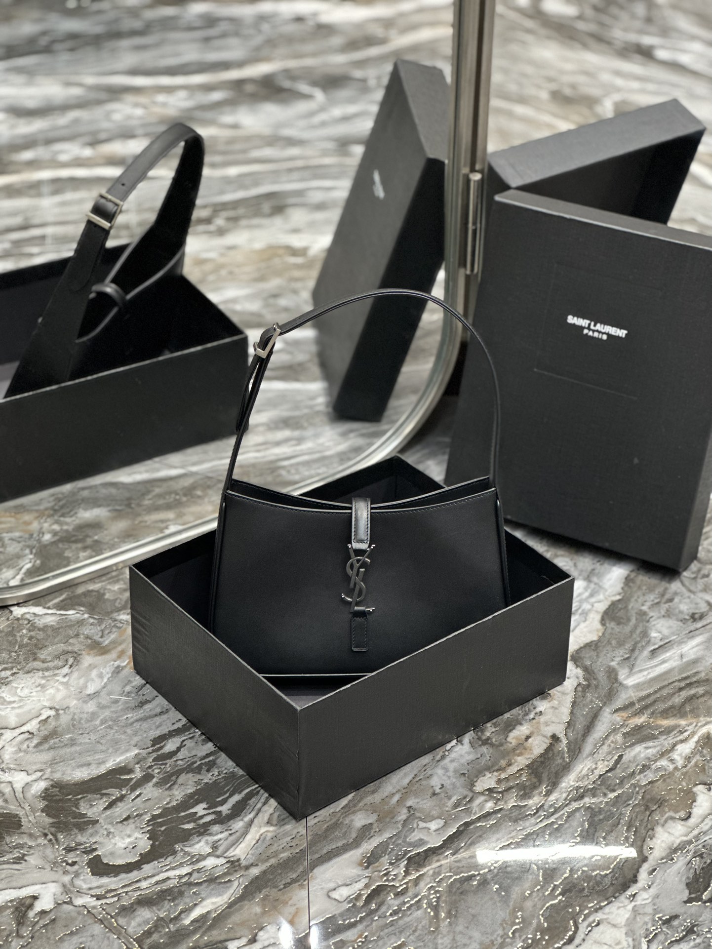 생로랑 LE 5 A 7 카바스 레더 호보백 블랙 은장