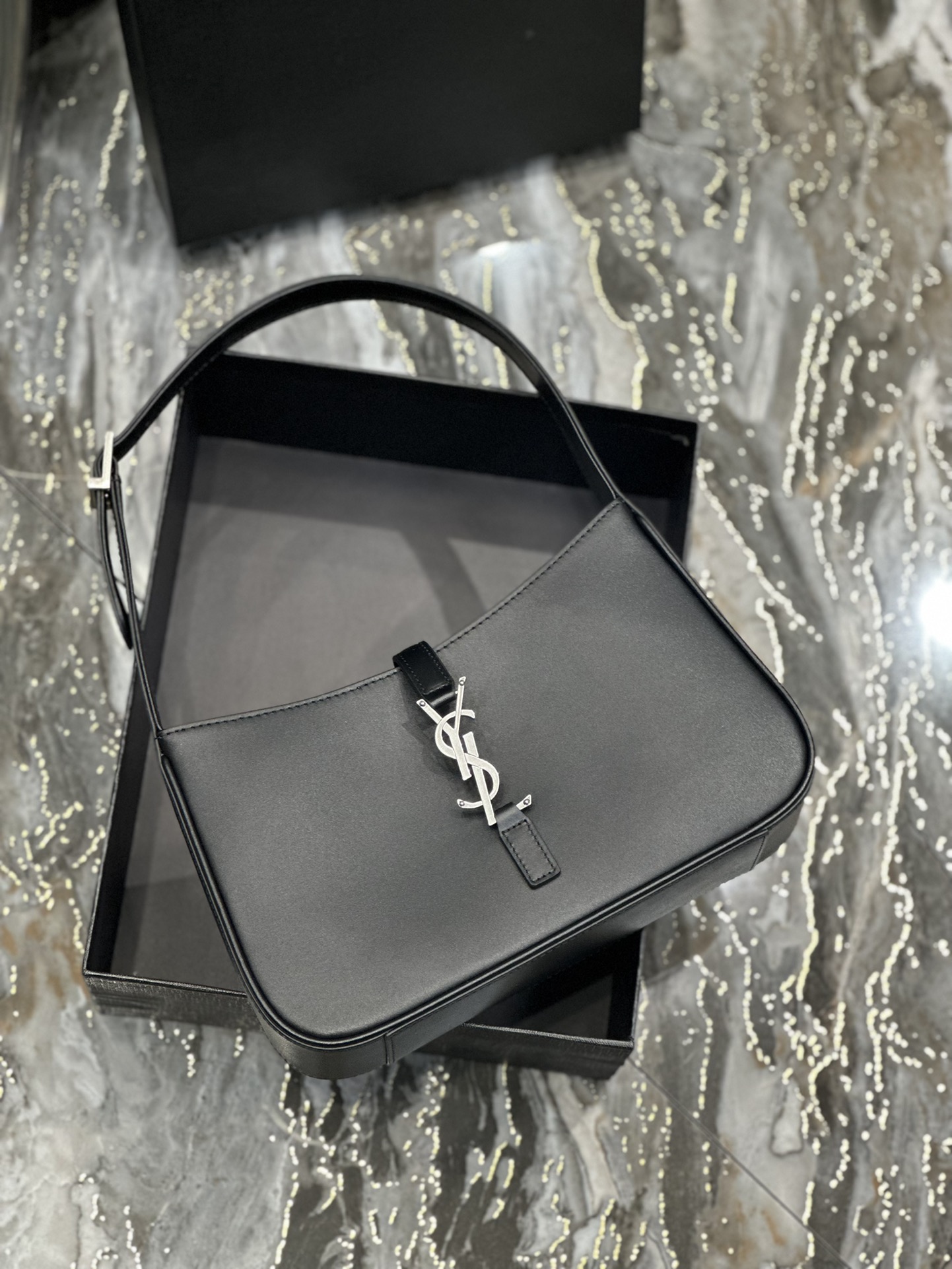 생로랑 LE 5 A 7 카바스 레더 호보백 블랙 은장