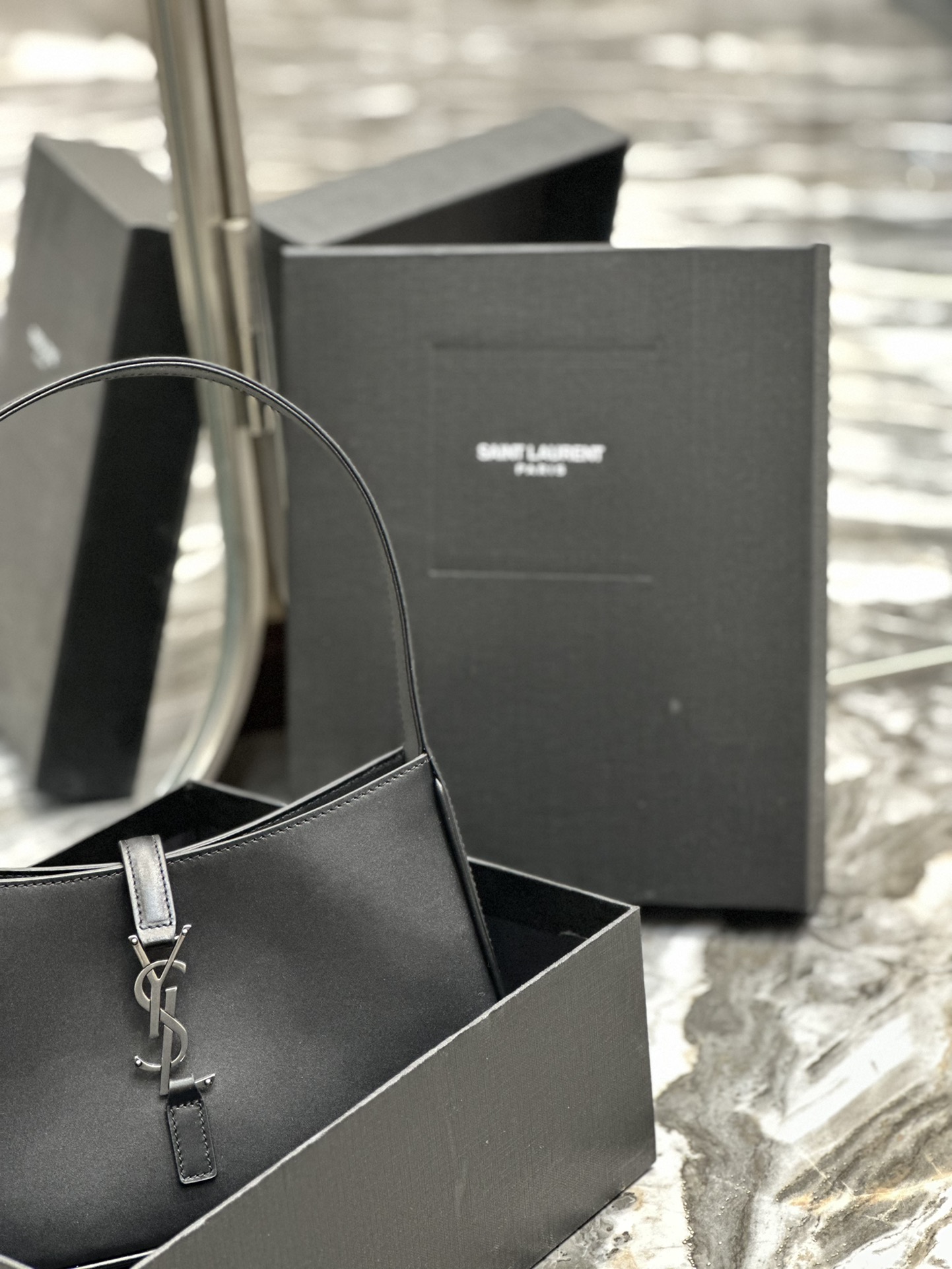 생로랑 LE 5 A 7 카바스 레더 호보백 블랙 은장