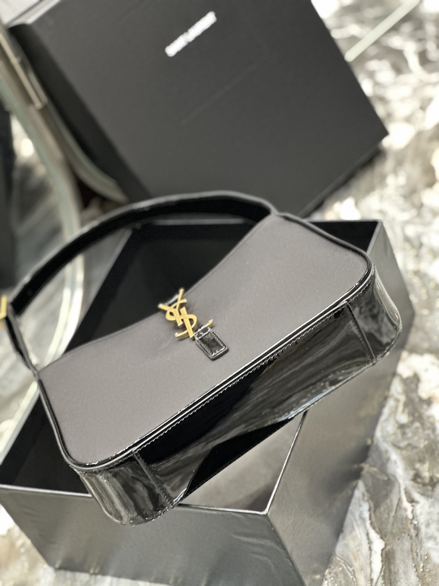 생로랑 LE 5 A 7 카바스 레더 호보백 블랙 골드