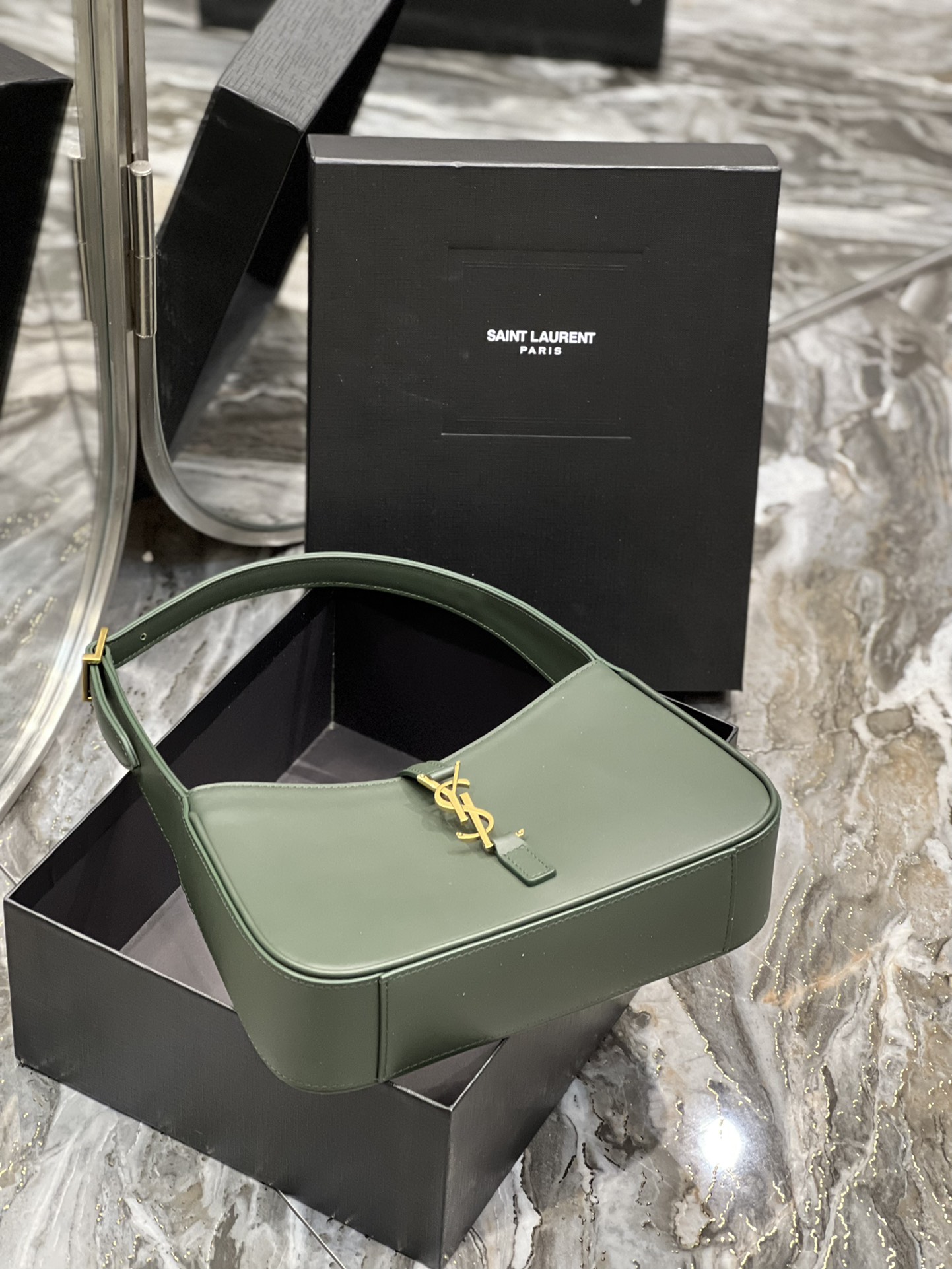 생로랑 LE 5 A 7 카바스 레더 호보백 다크 그린