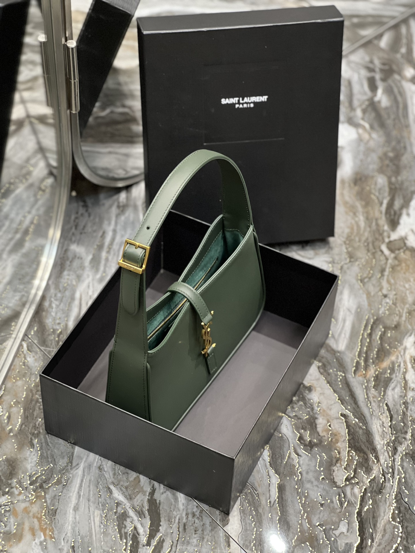 생로랑 LE 5 A 7 카바스 레더 호보백 다크 그린