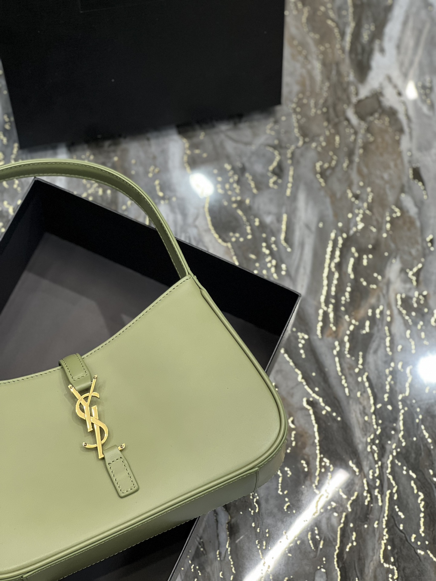 생로랑 LE 5 A 7 카바스 레더 호보백 라이트 그린