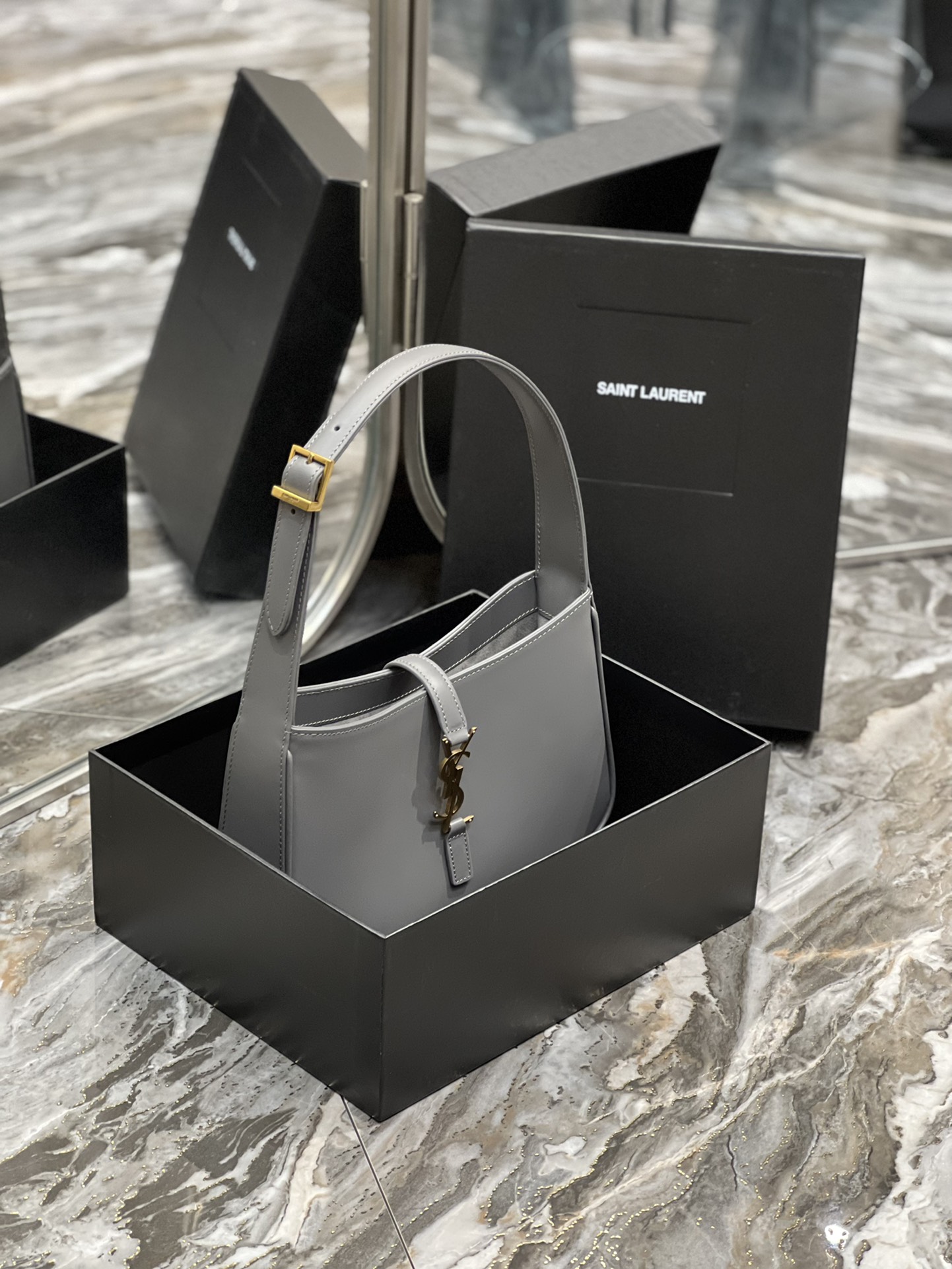 생로랑 LE 5 A 7 카바스 레더 호보백 그레이 골드