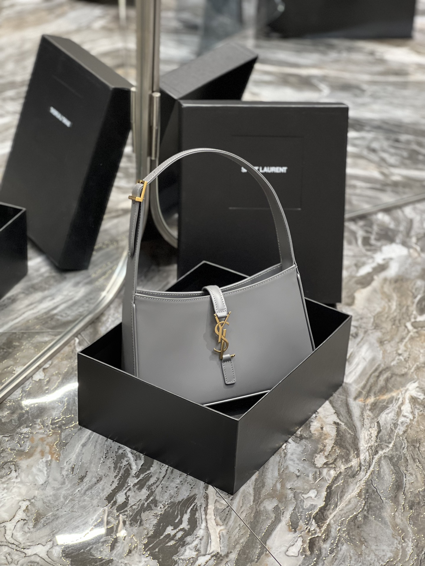 생로랑 LE 5 A 7 카바스 레더 호보백 그레이 골드