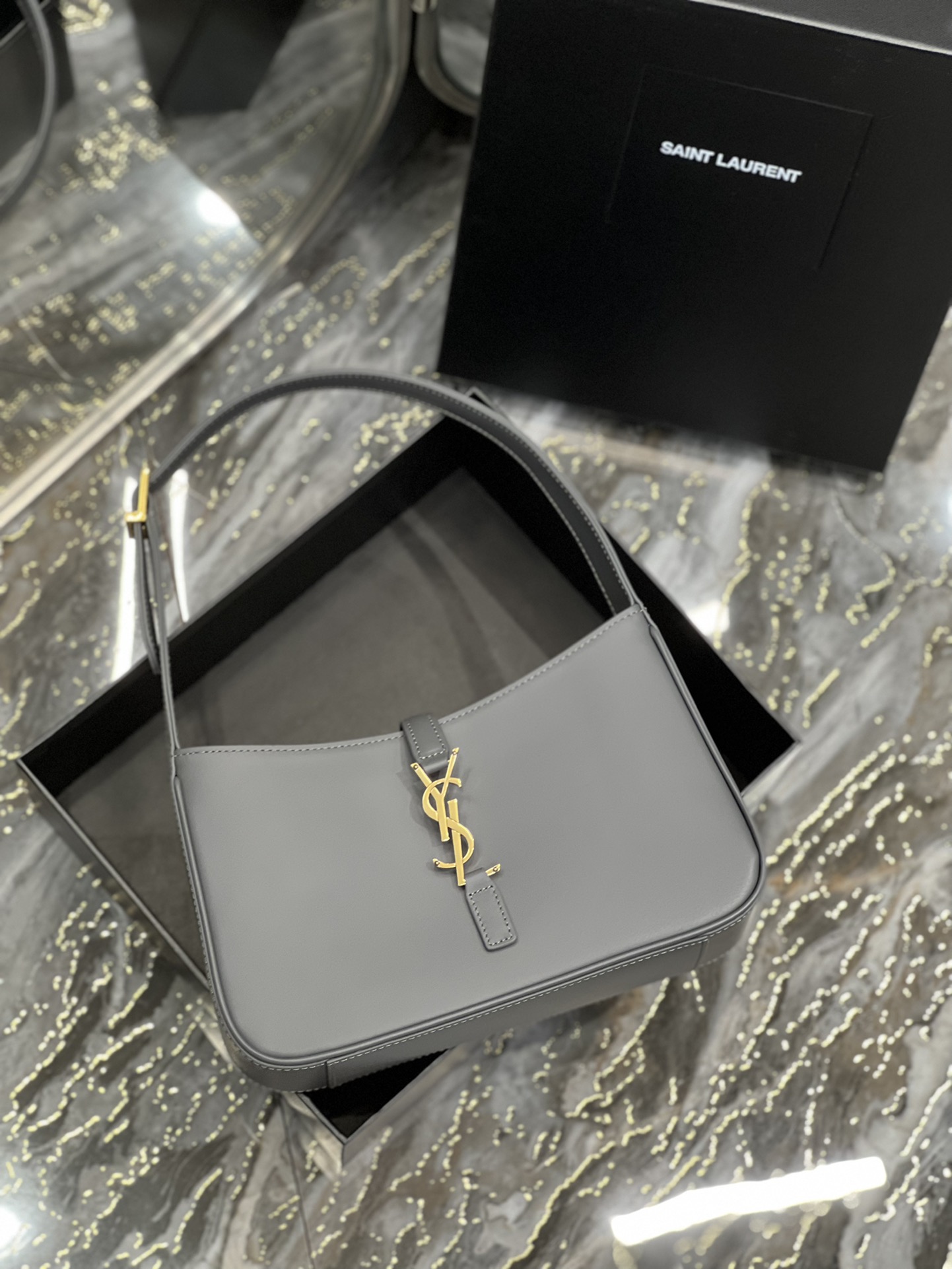 생로랑 LE 5 A 7 카바스 레더 호보백 그레이 골드