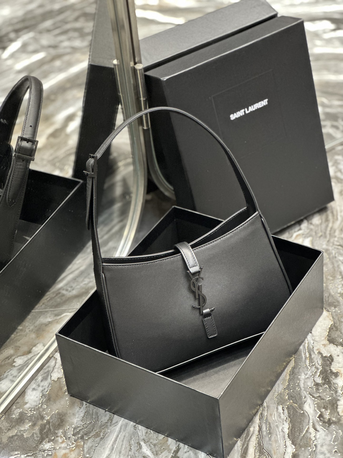 생로랑 LE 5 A 7 카바스 레더 브러시드 호보백 다크