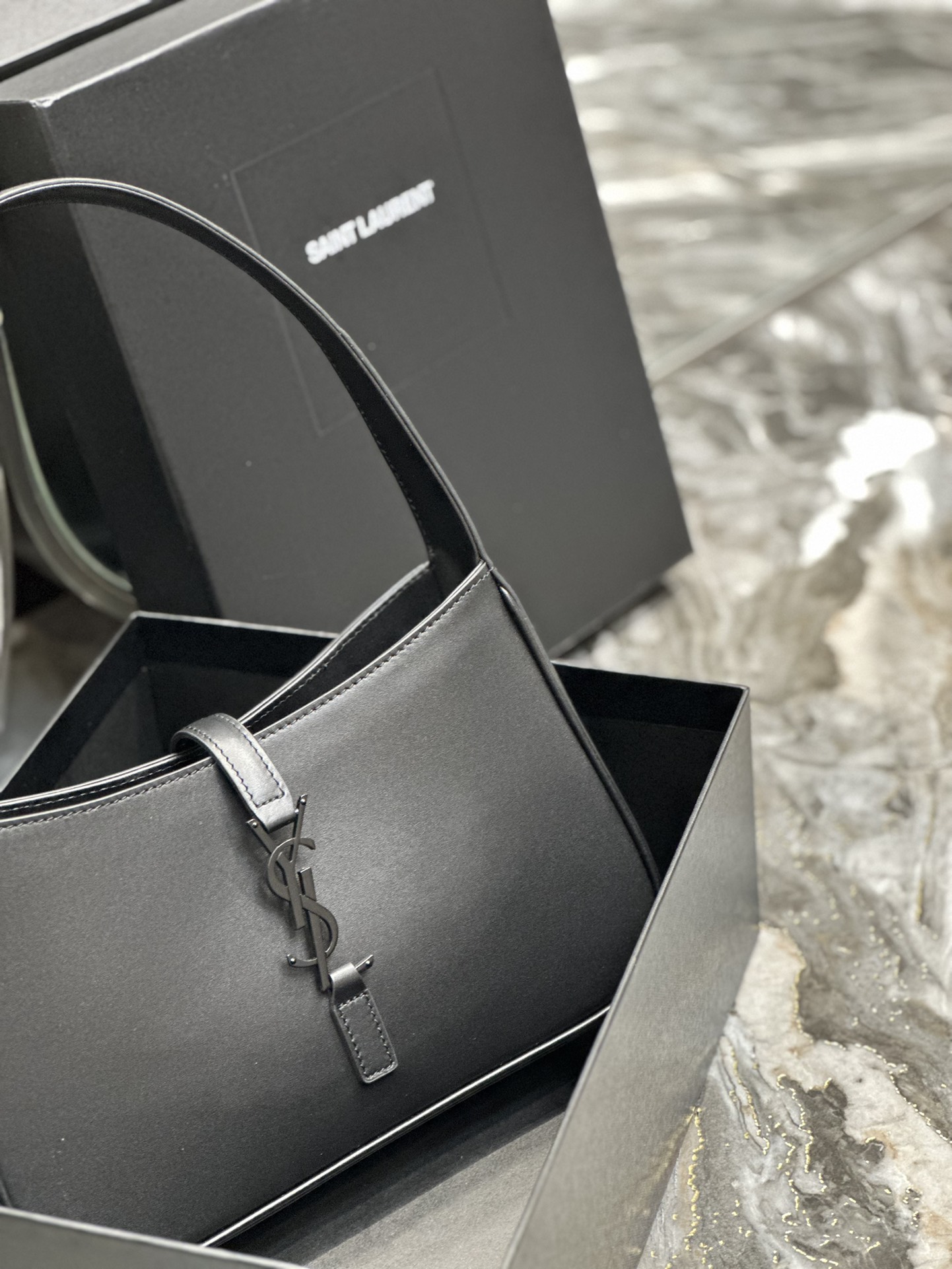 생로랑 LE 5 A 7 카바스 레더 브러시드 호보백 다크