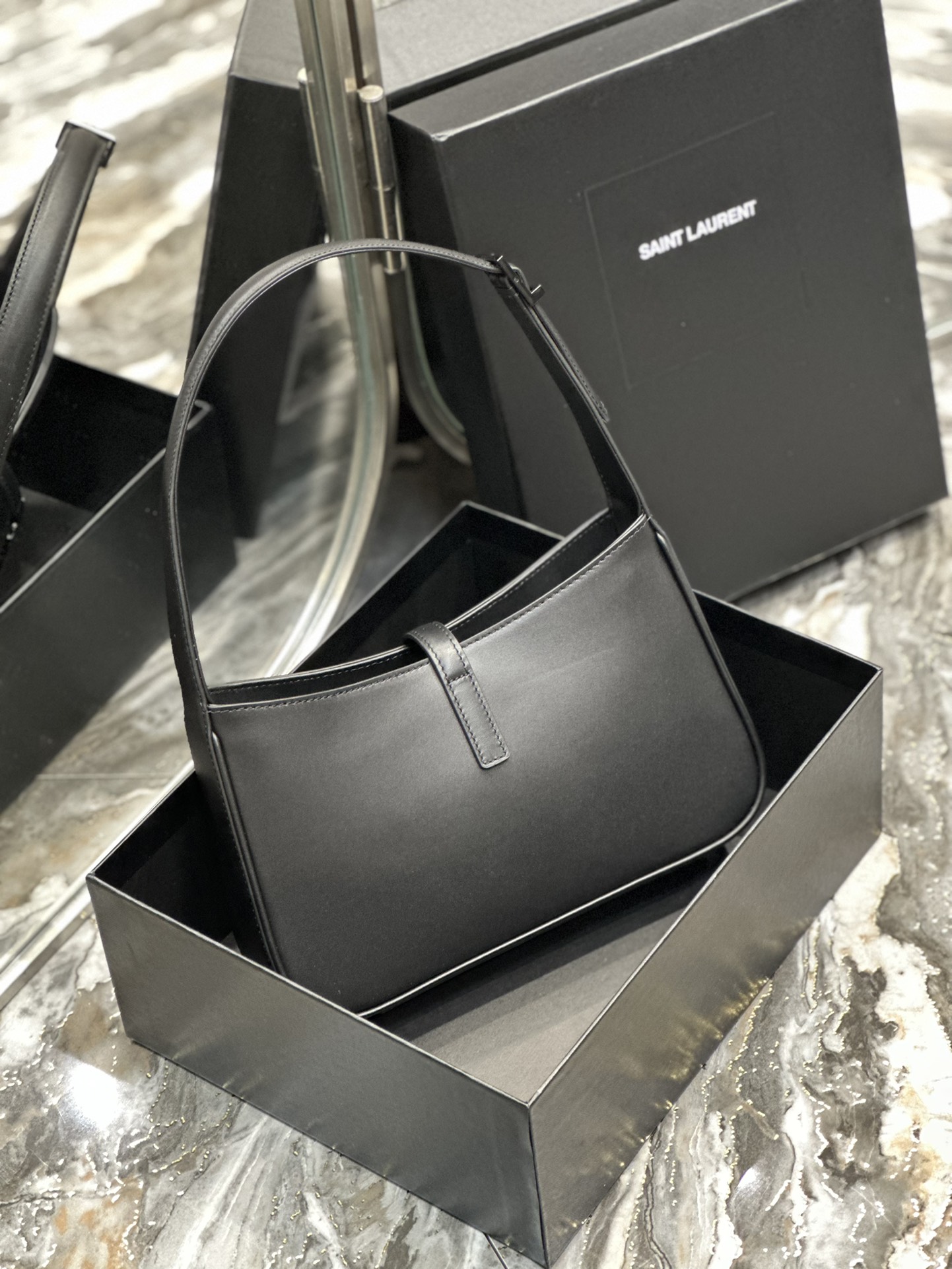 생로랑 LE 5 A 7 카바스 레더 브러시드 호보백 다크