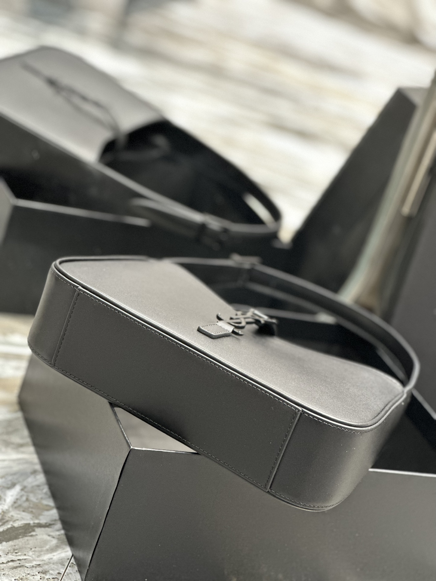 생로랑 LE 5 A 7 카바스 레더 브러시드 호보백 다크