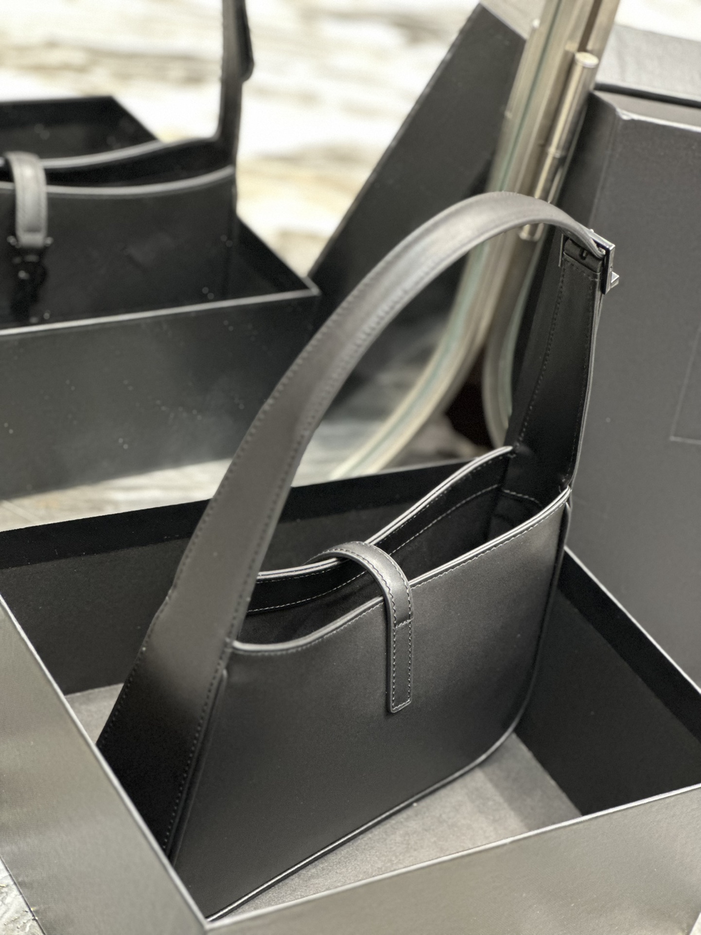 생로랑 LE 5 A 7 카바스 레더 브러시드 호보백 다크