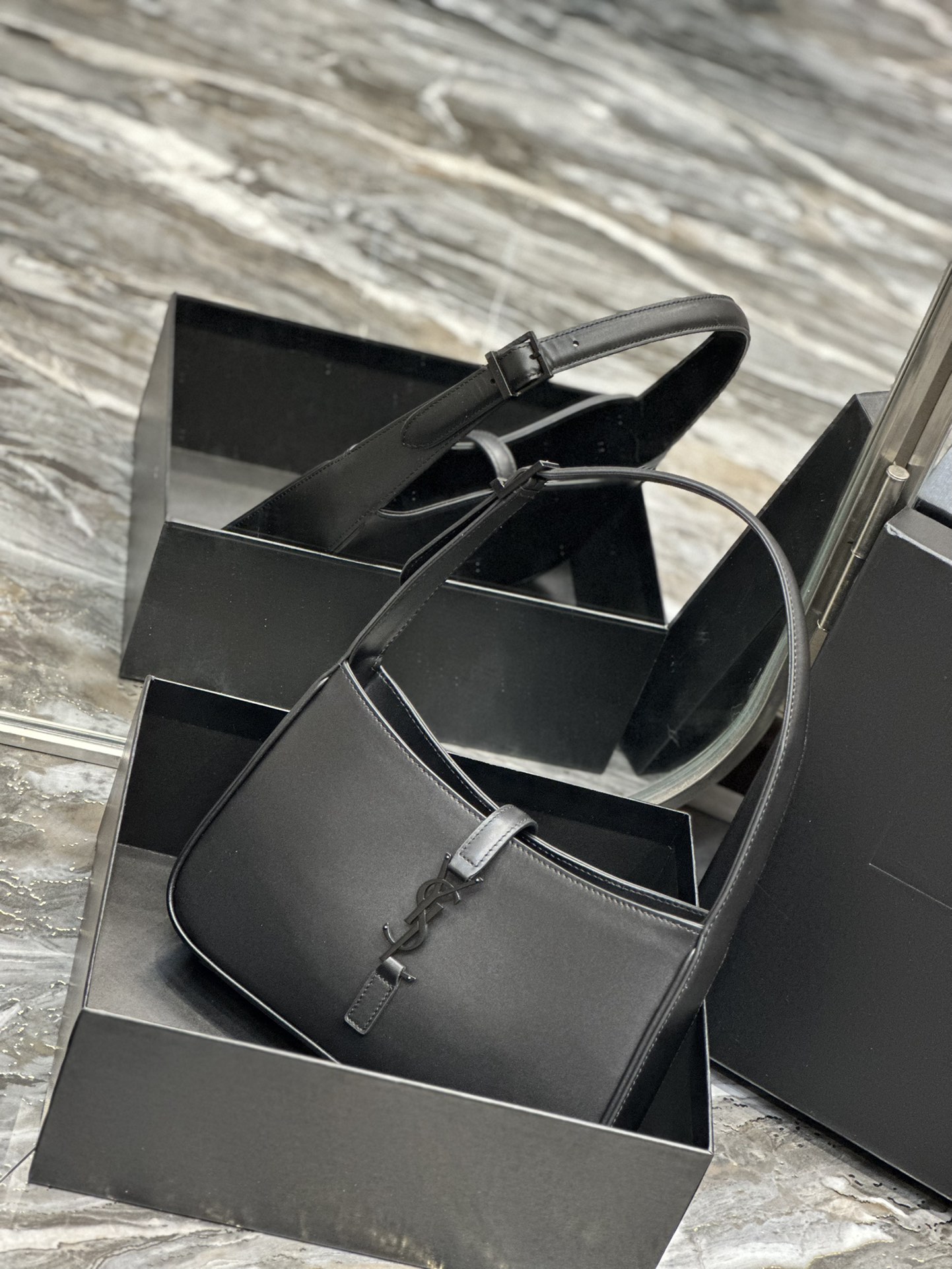 생로랑 LE 5 A 7 카바스 레더 브러시드 호보백 다크