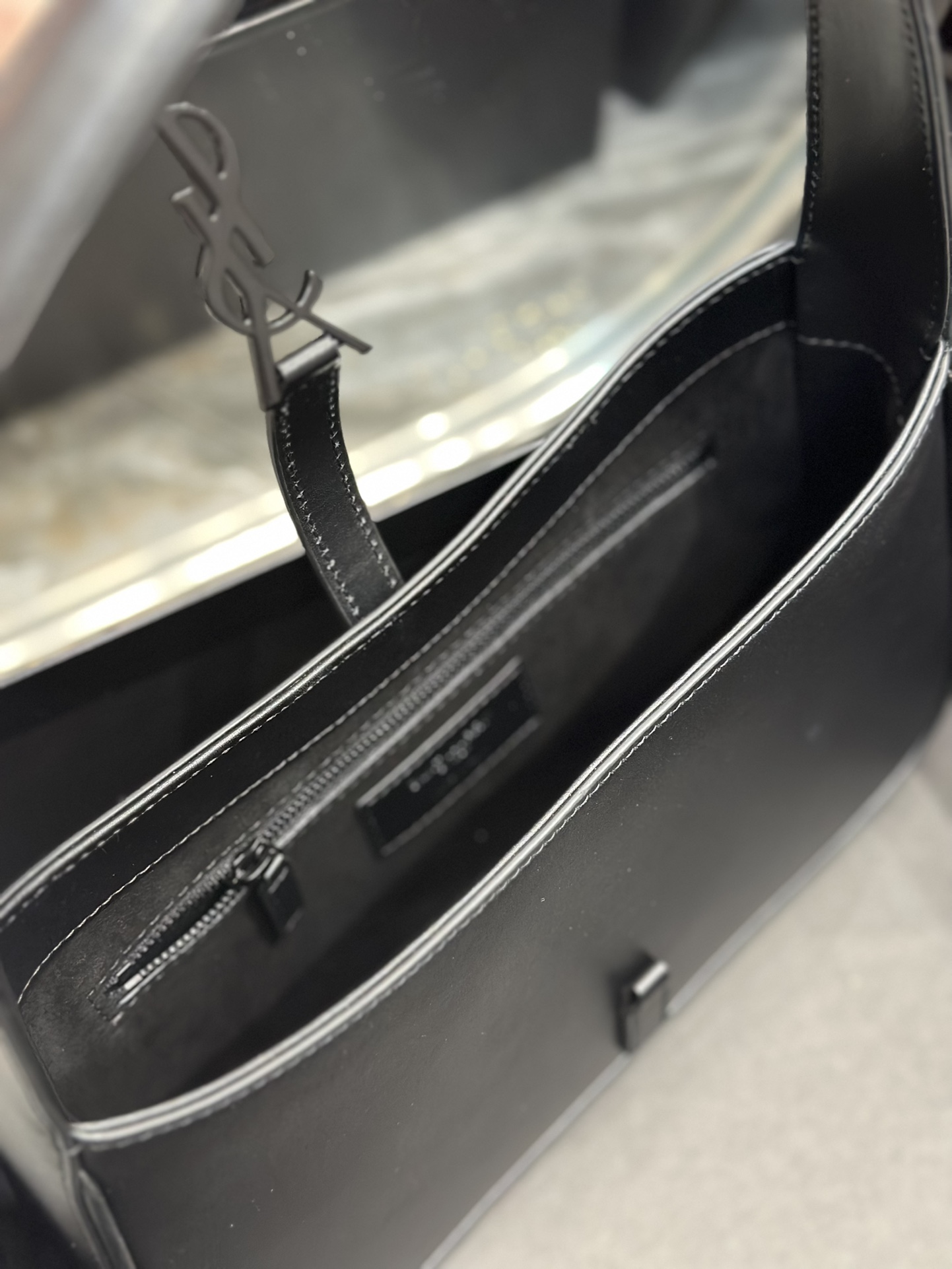 생로랑 LE 5 A 7 카바스 레더 브러시드 호보백 다크