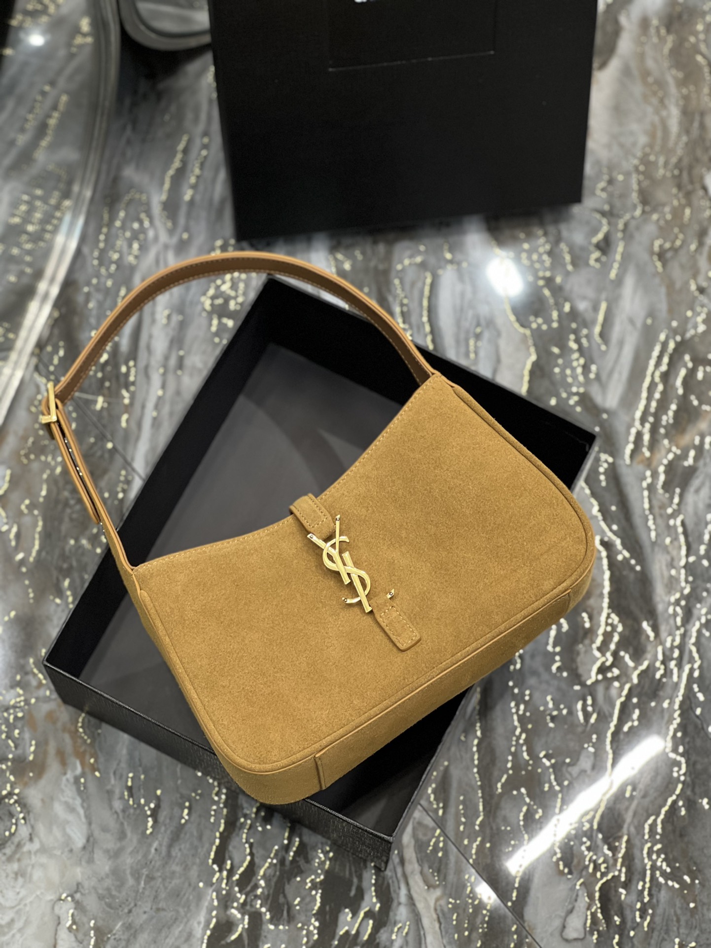 생로랑 LE 5 A 7 스웨이드 시어링 호보백 브라운