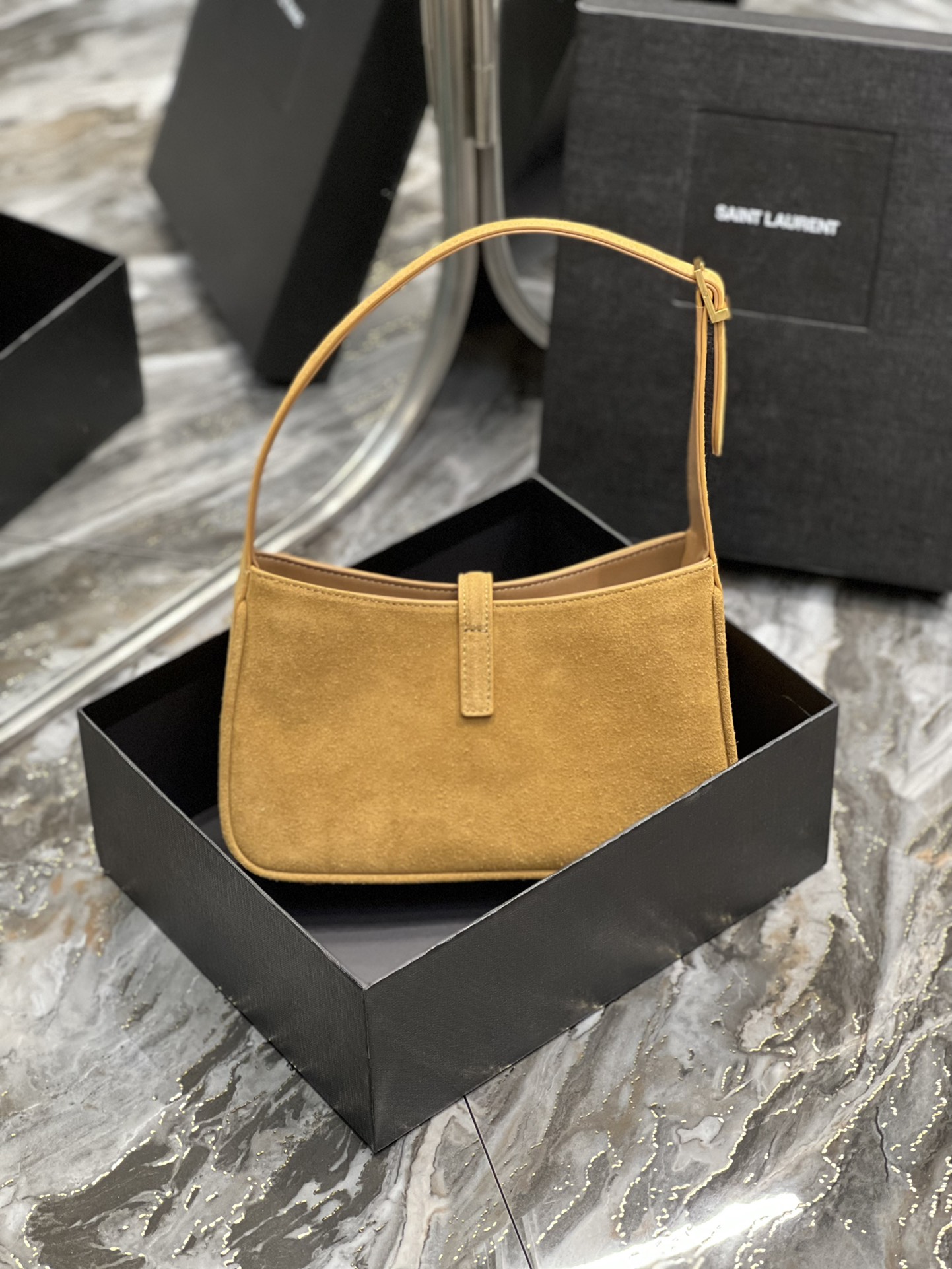 생로랑 LE 5 A 7 스웨이드 시어링 호보백 브라운